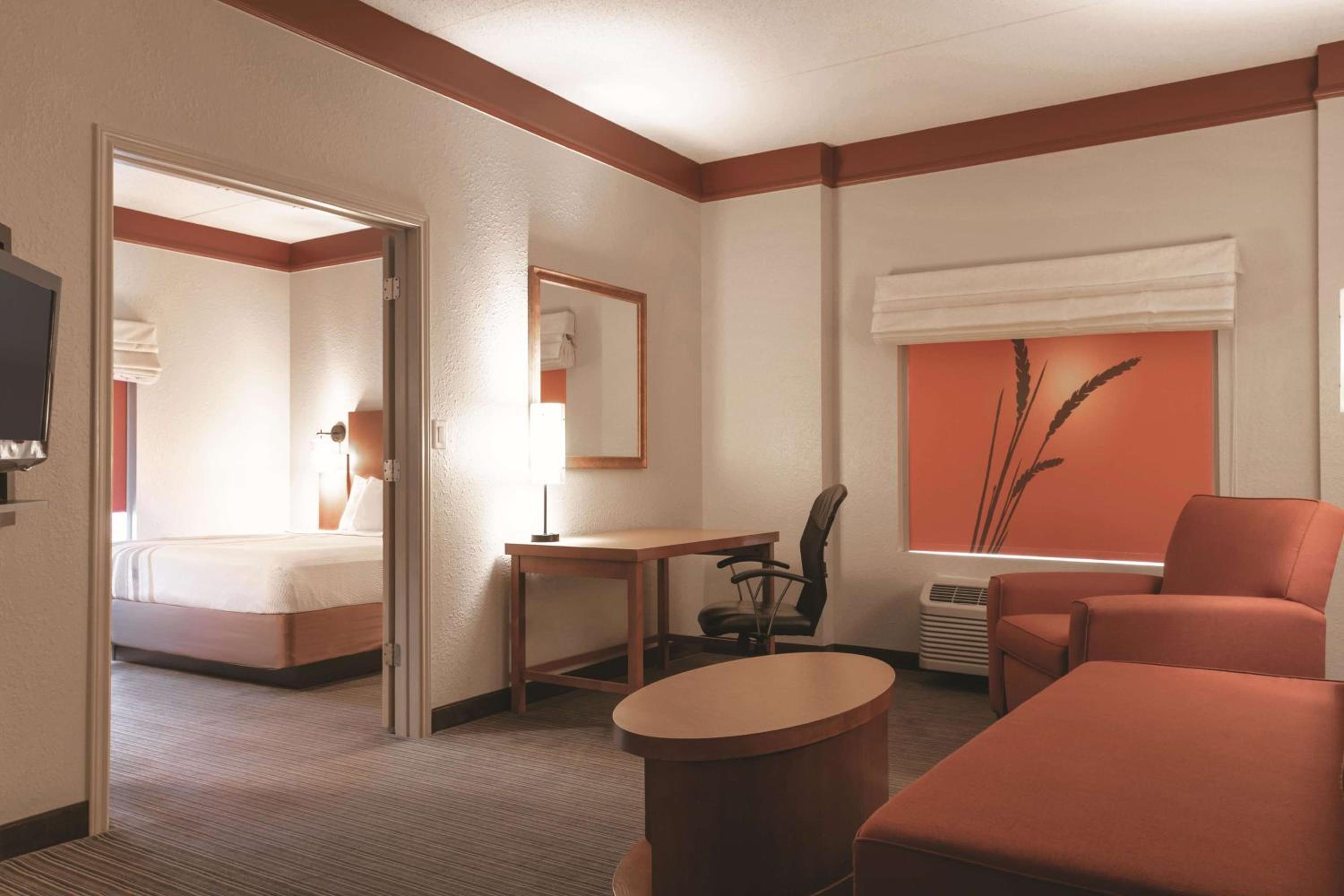 One-Bedroom King Suite - Non-Smoking - Photo 3