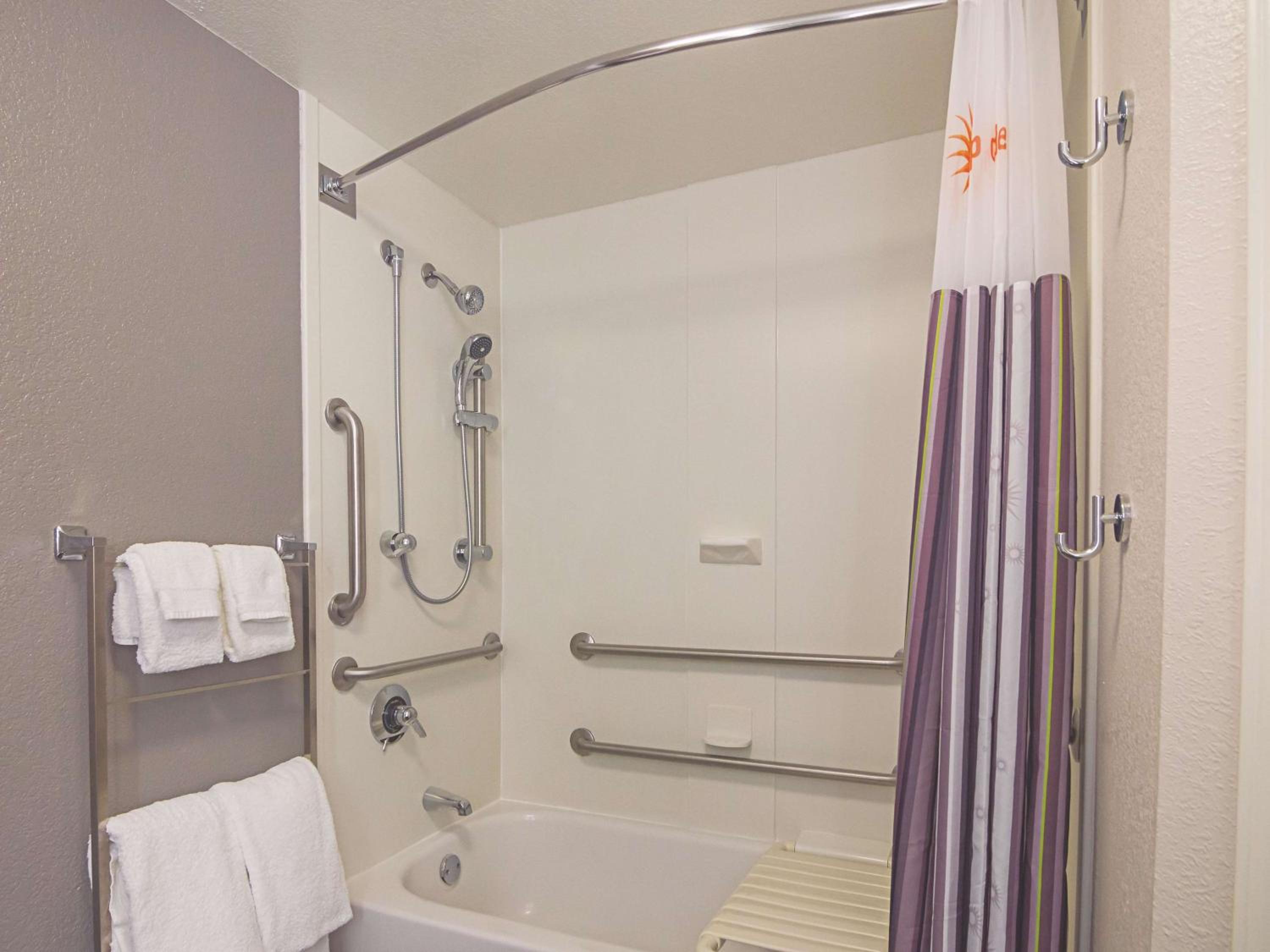 King Room with Roll-In Shower - Mobility Access/Non-Smoking - Photo 4