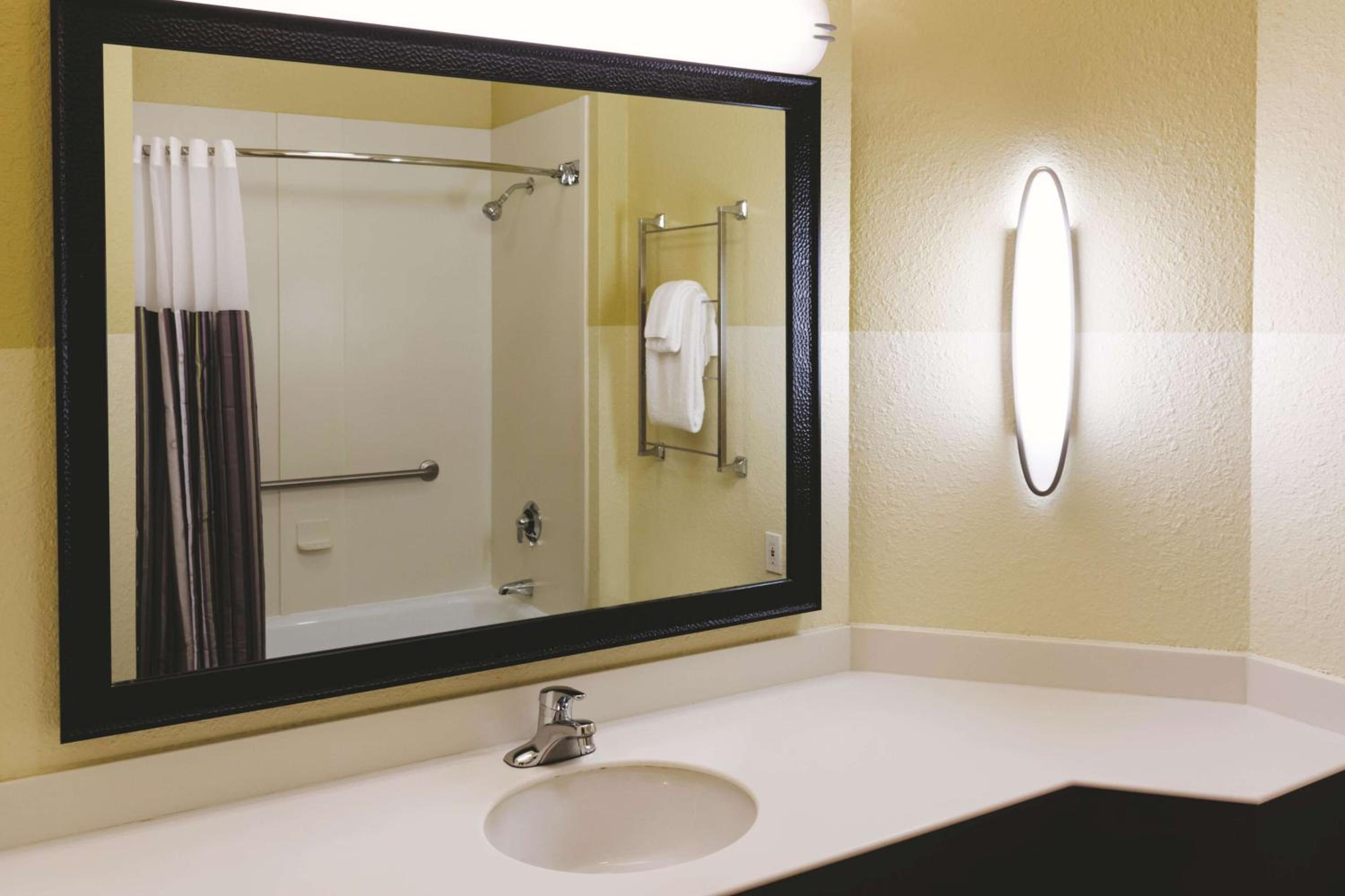 King Room with Bath Tub - Mobility/Hearing Accessible - Non-Smoking - Photo 3