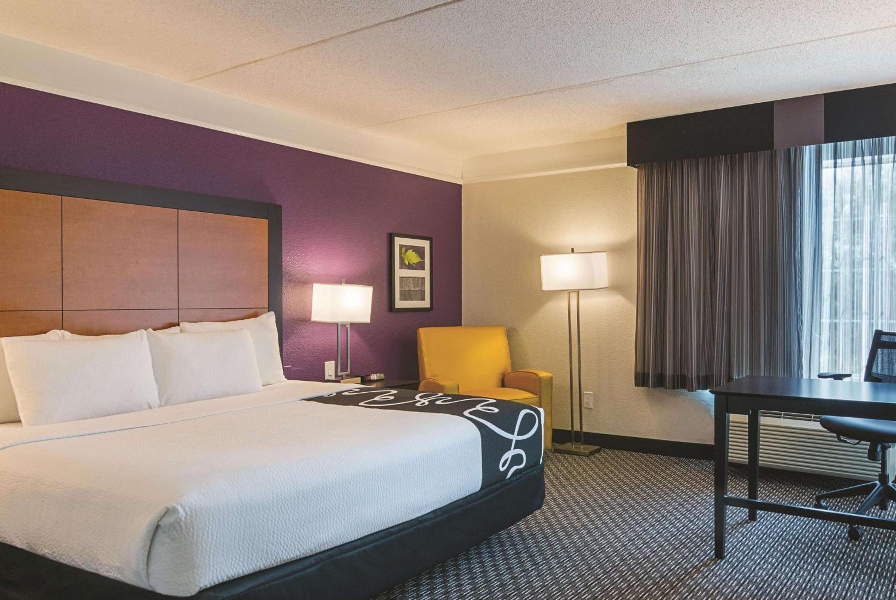 Deluxe King Room - Mobility and Hearing Accessible/Non-Smoking photo 2