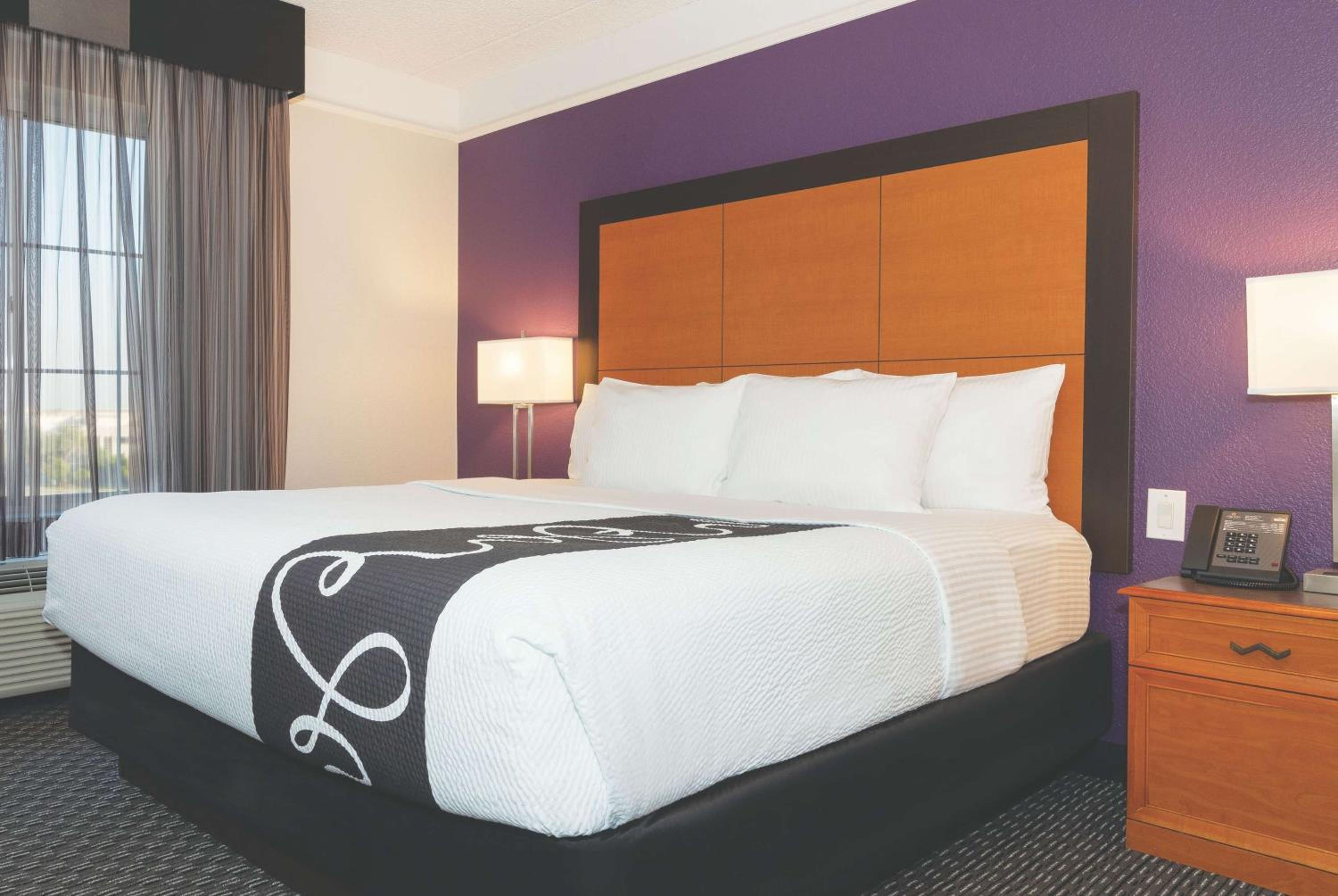 Deluxe King Room - Photo 2
