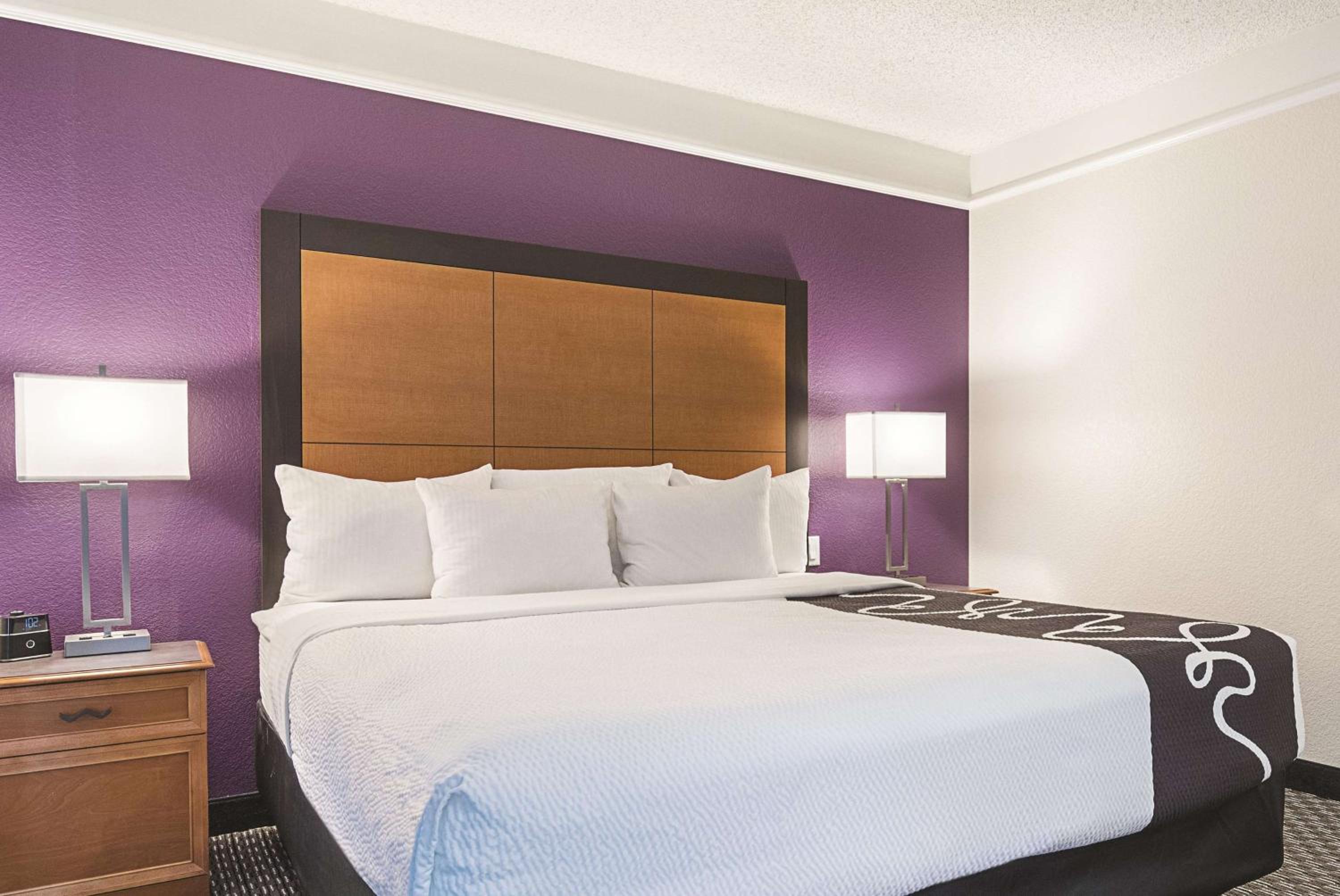 Deluxe King Room - Photo 3
