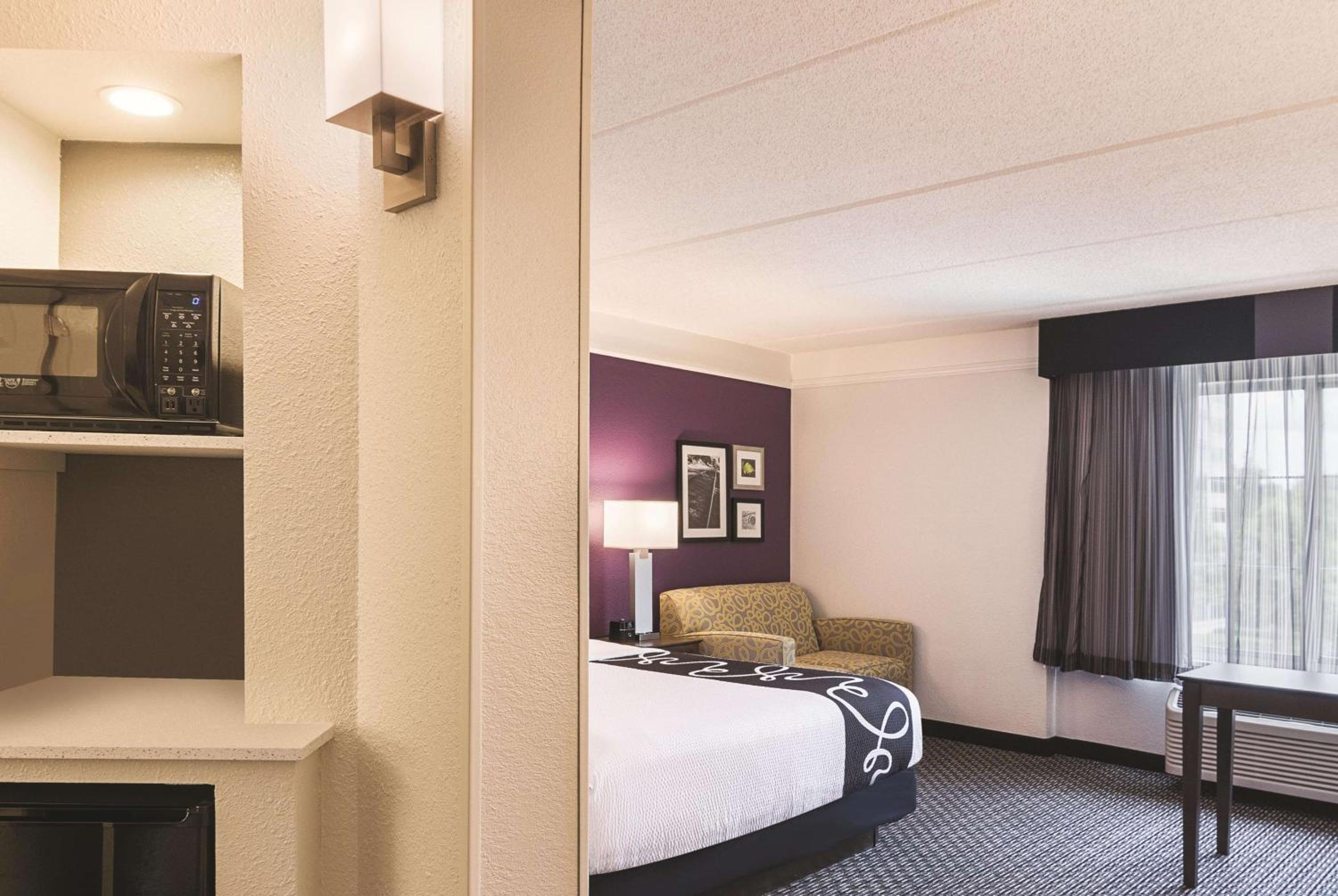 Deluxe King Room - Photo 2