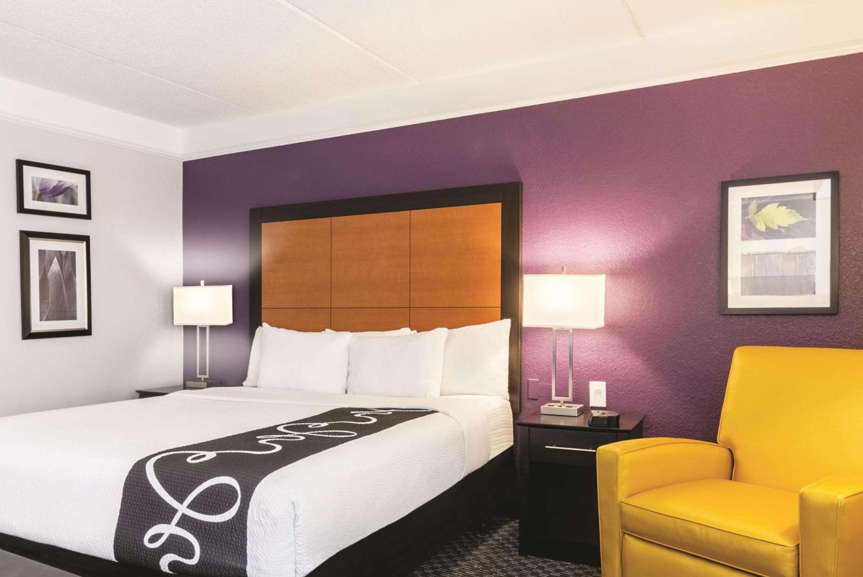 Deluxe King Room - Non-Smoking photo 2