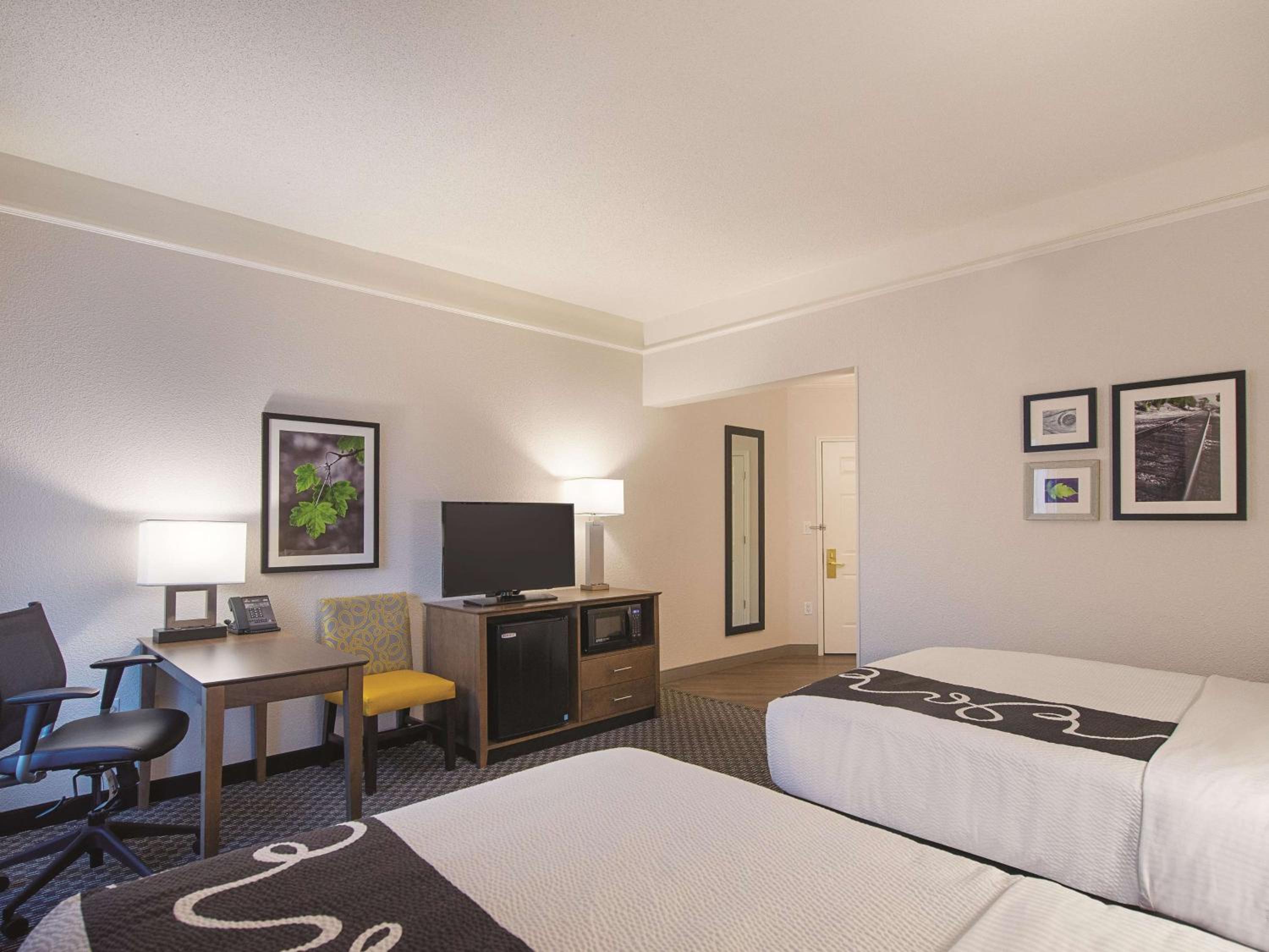 2 Double Beds, Mobility Accessible Room, Bathtub w/ Grab Bars Non-Smoking - Photo 4
