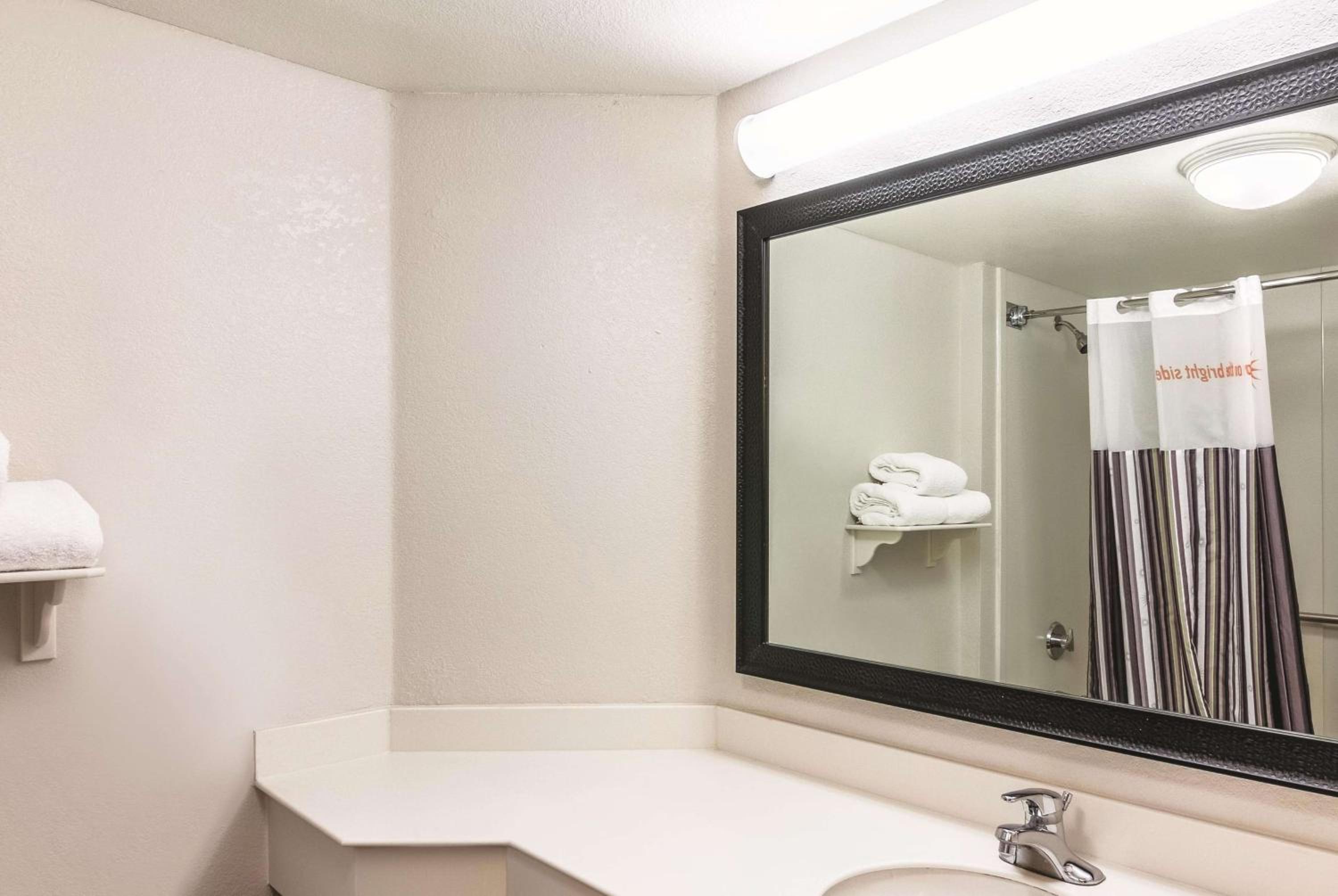 Deluxe Executive King Room - Non-Smoking photo 3