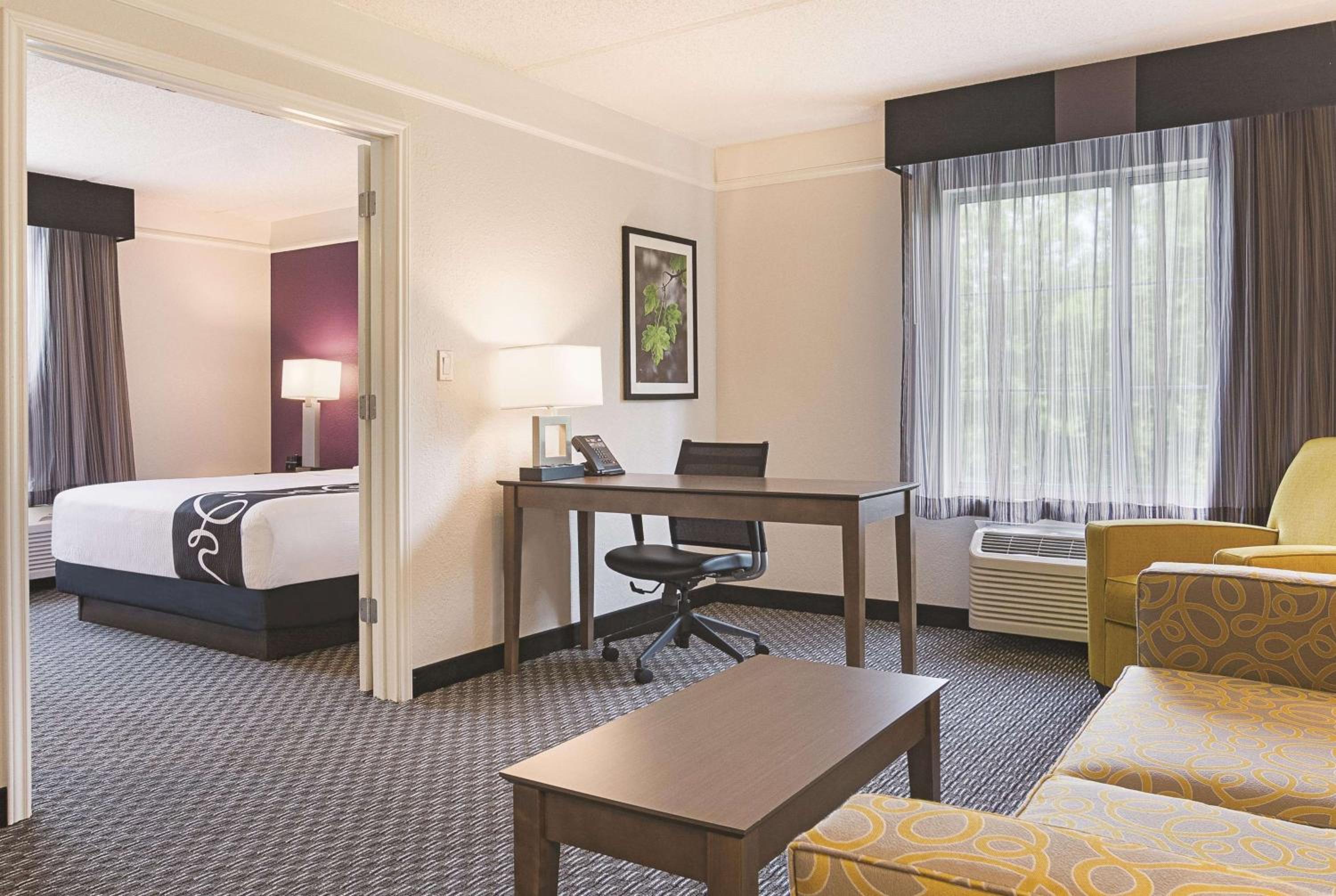 One-Bedroom King Suite - Non-Smoking - Photo 3