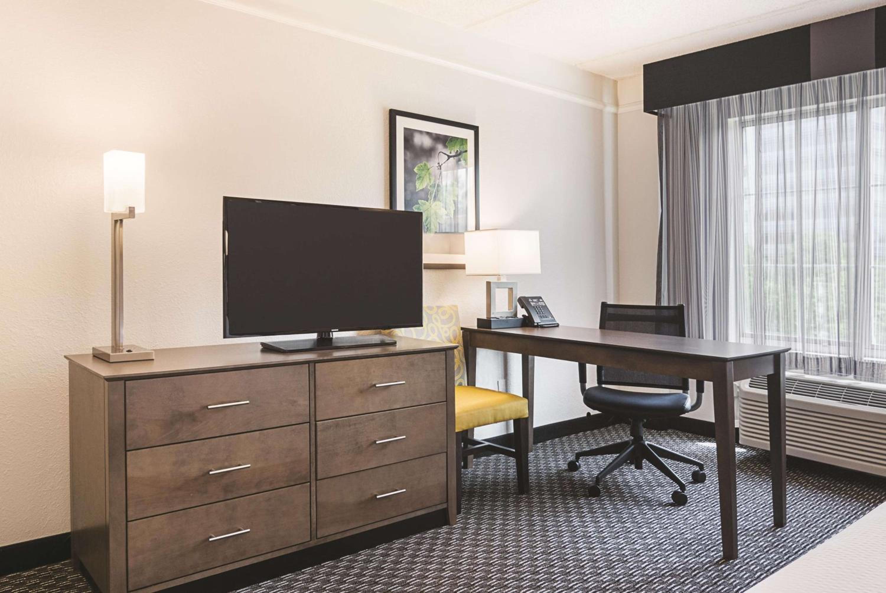 King Room with Bathtub - Mobility/Hearing Accessible - Non-Smoking - Photo 2