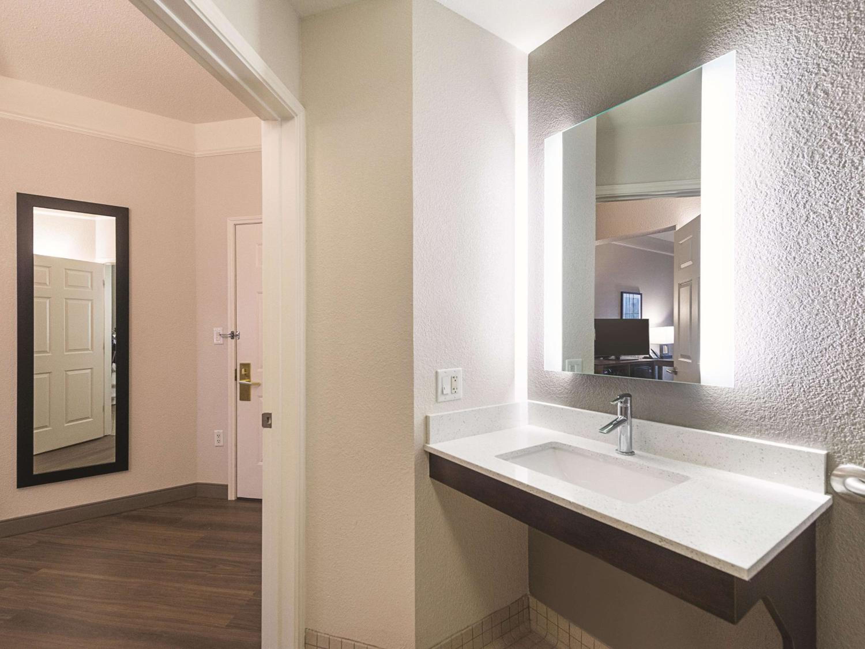 2 Double Beds, Mobility Accessible Room, Bathtub w/ Grab Bars Non-Smoking - Photo 2