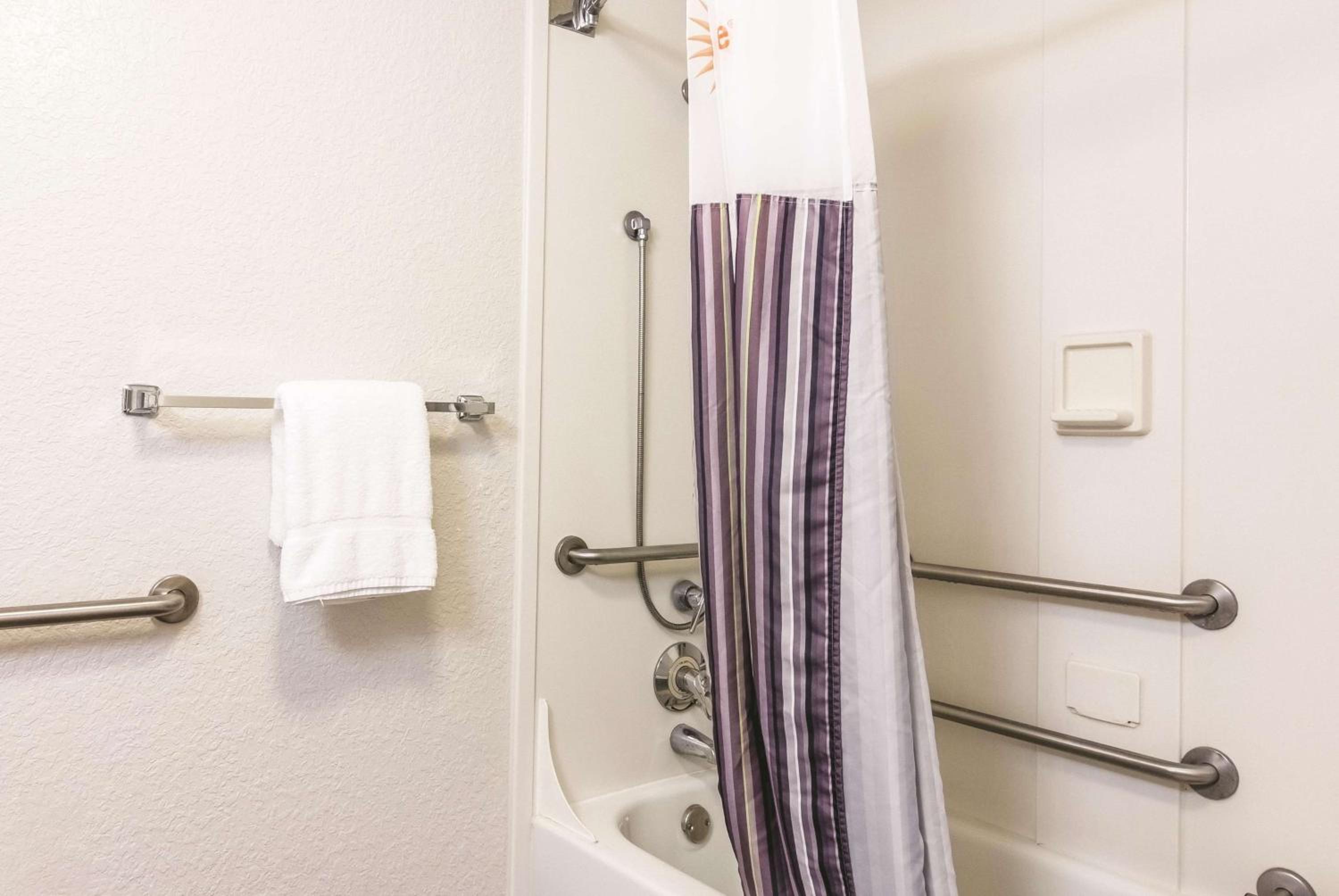 Deluxe Double Room with Two Double Beds - Mobility and Hearing Accessible/Non-Smoking photo 2
