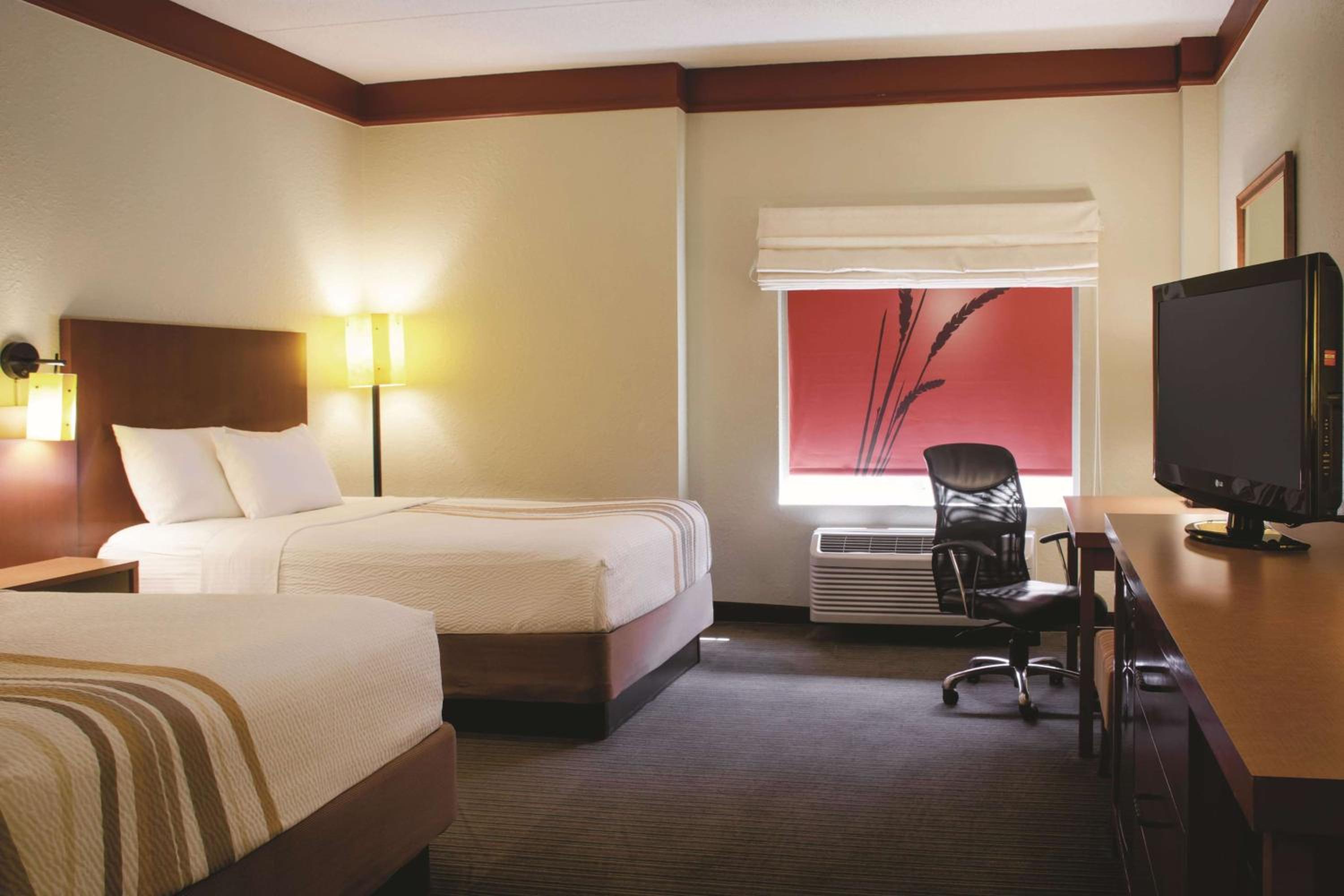 Double Room with Two Double Beds and Bath Tub - Mobility/Hearing Accessible - Non-Smoking - Photo 2