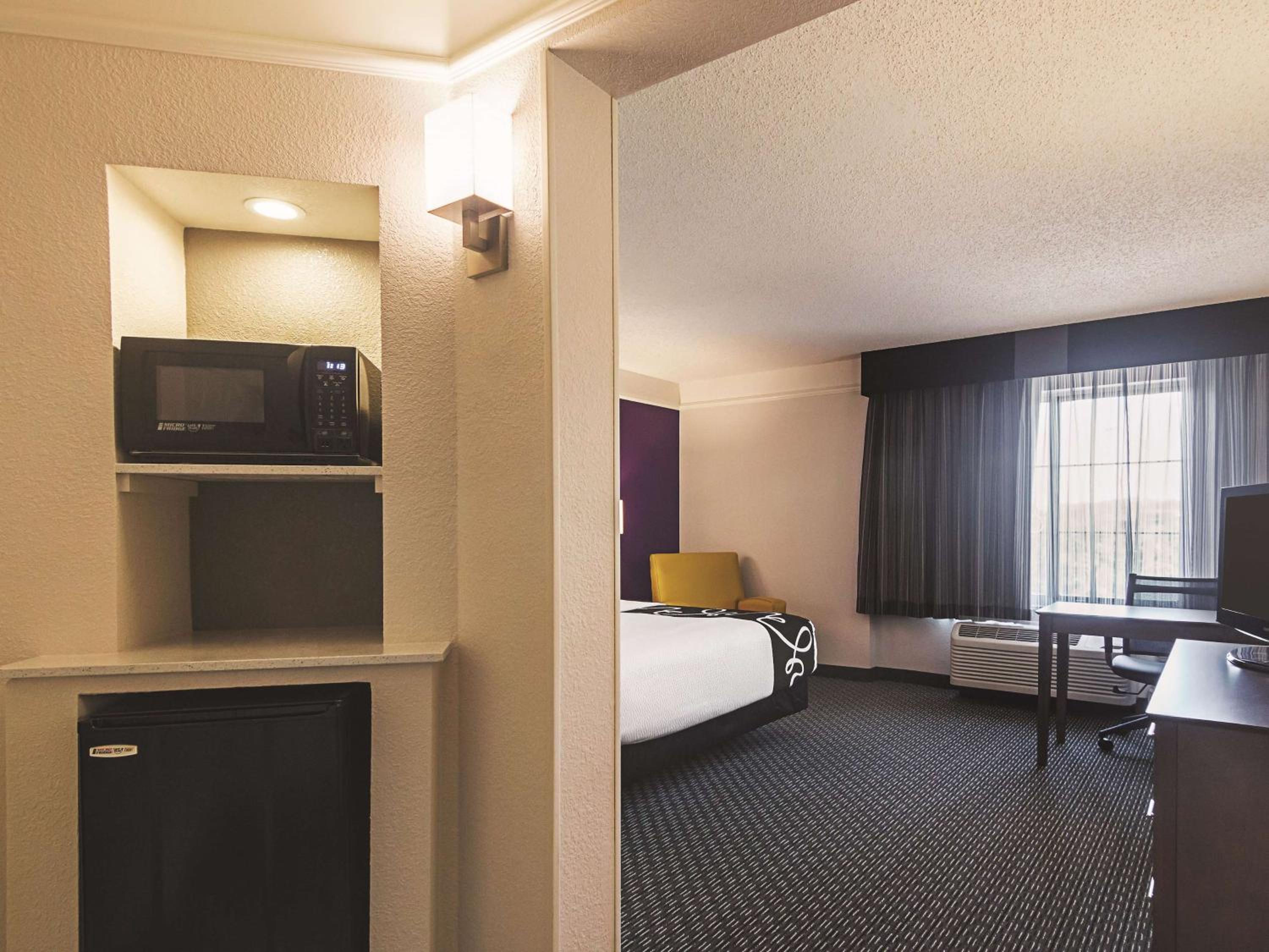 King Room with Roll-In Shower - Mobility Access/Non-Smoking - Photo 1