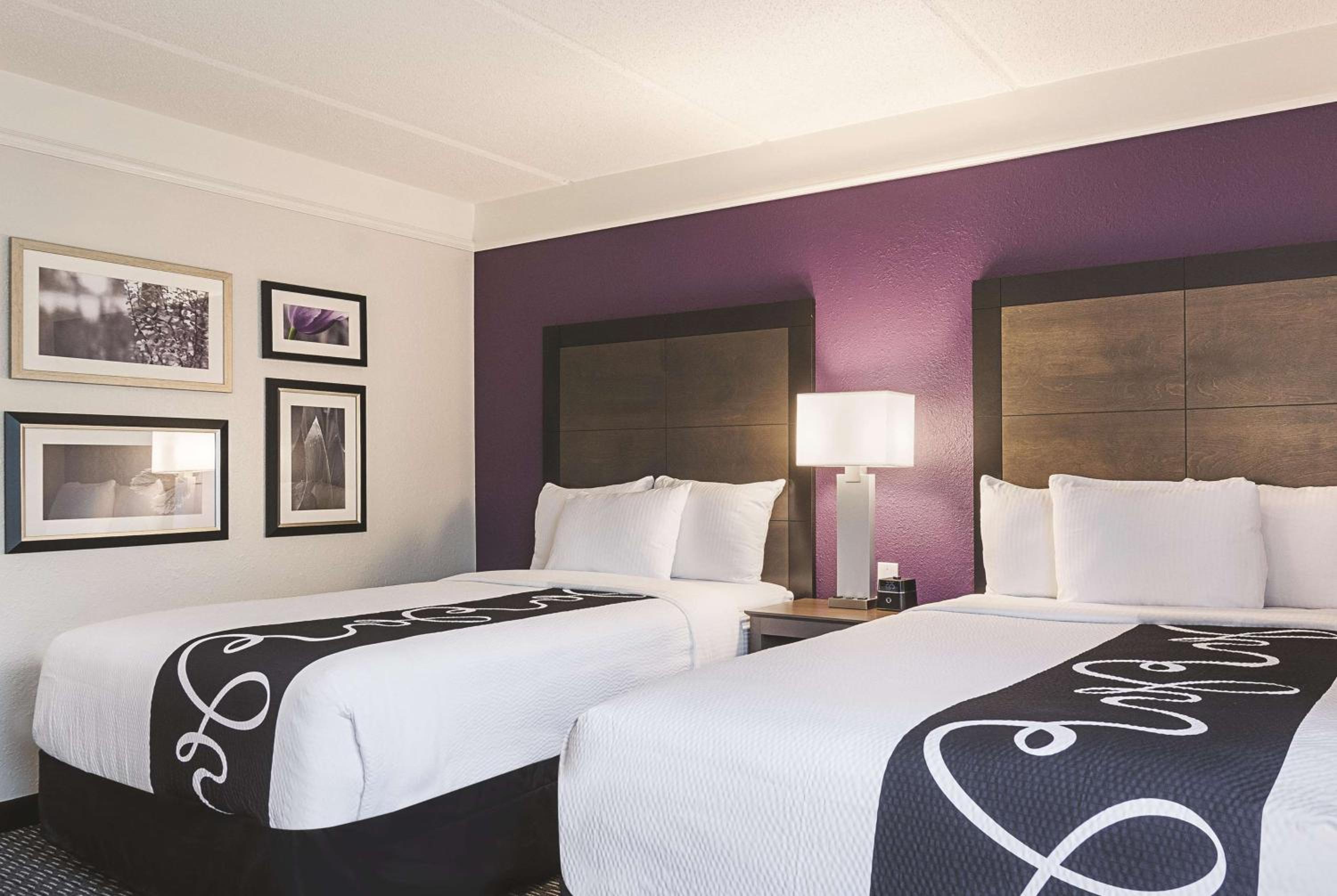 Double Room with Two Double Beds and Bathtub - Mobility/Hearing Accessible - Non-Smoking - Photo 2