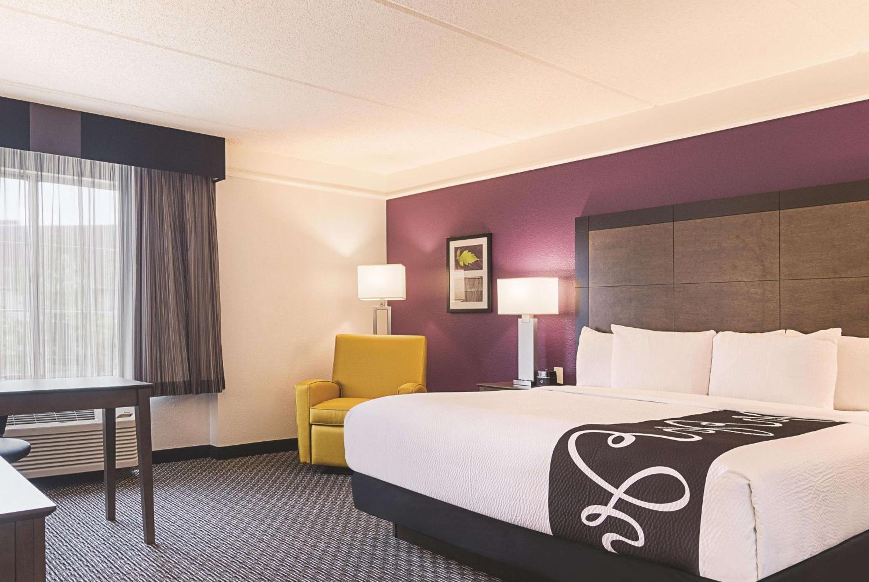 King Room with Bathtub - Mobility/Hearing Accessible - Non-Smoking - Photo 4