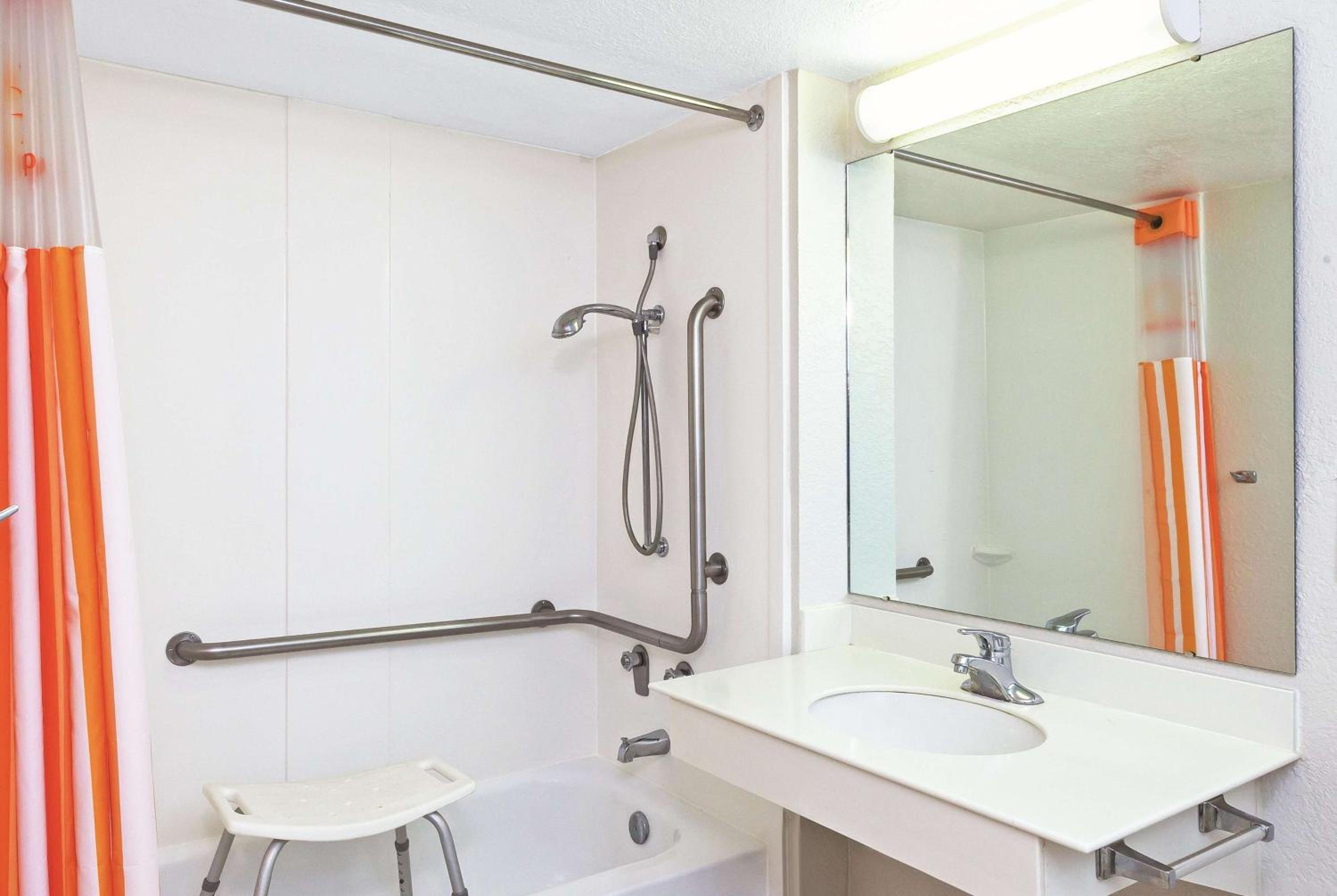 King Room - Disability Access - Photo 6