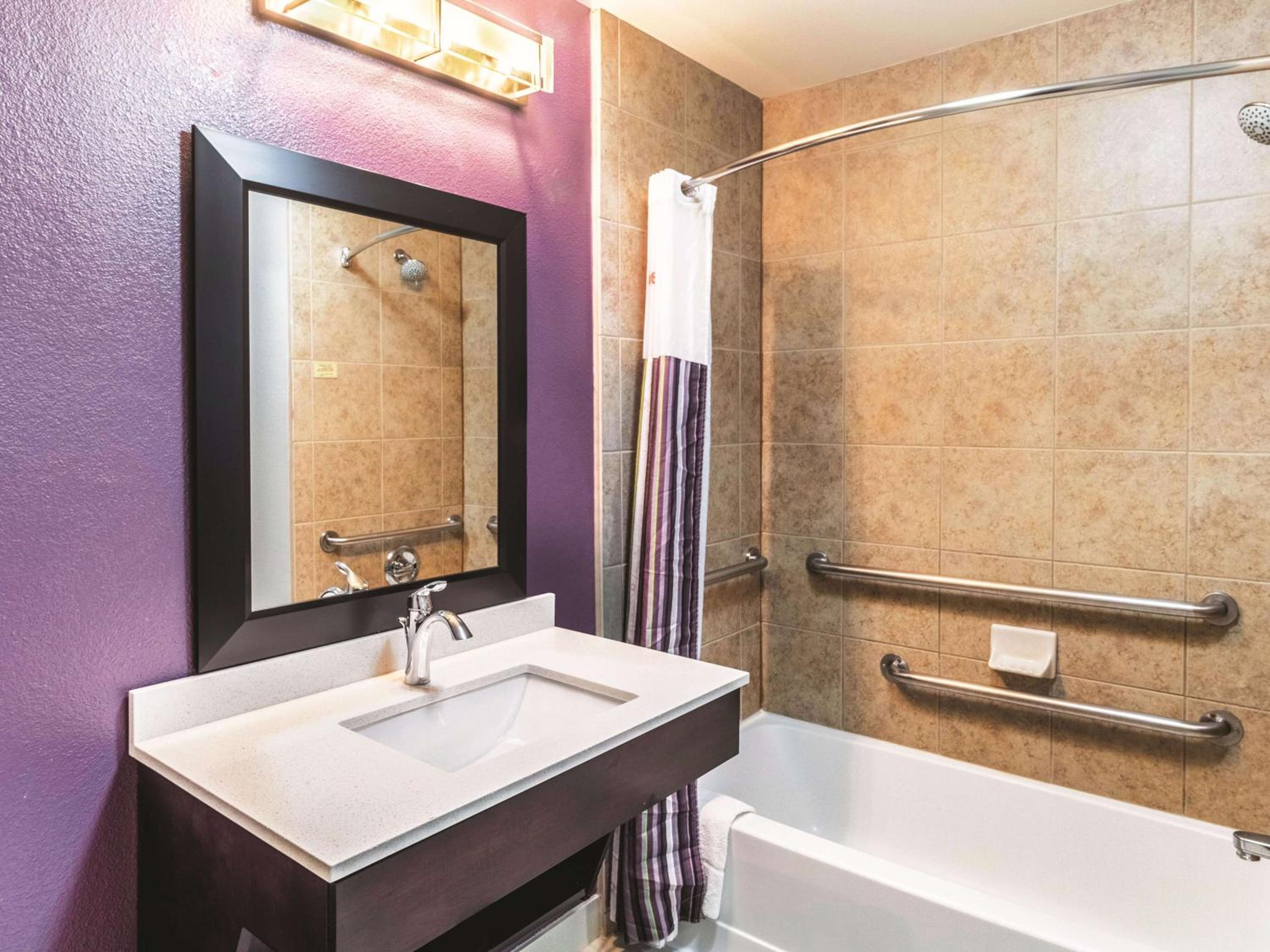 Deluxe Queen Room with Two Queen Beds - Photo 6