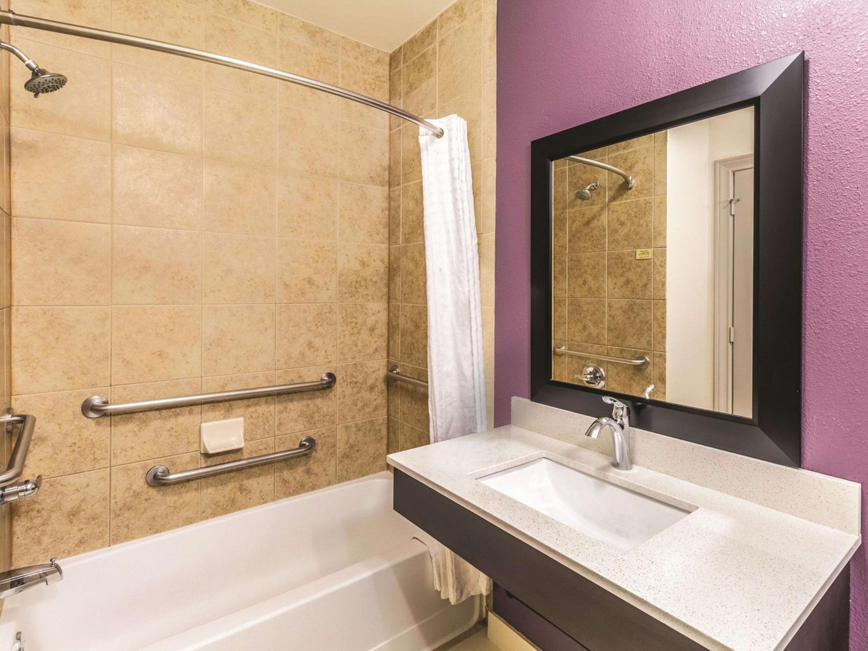 Deluxe Queen Room with Two Queen Beds - Photo 7