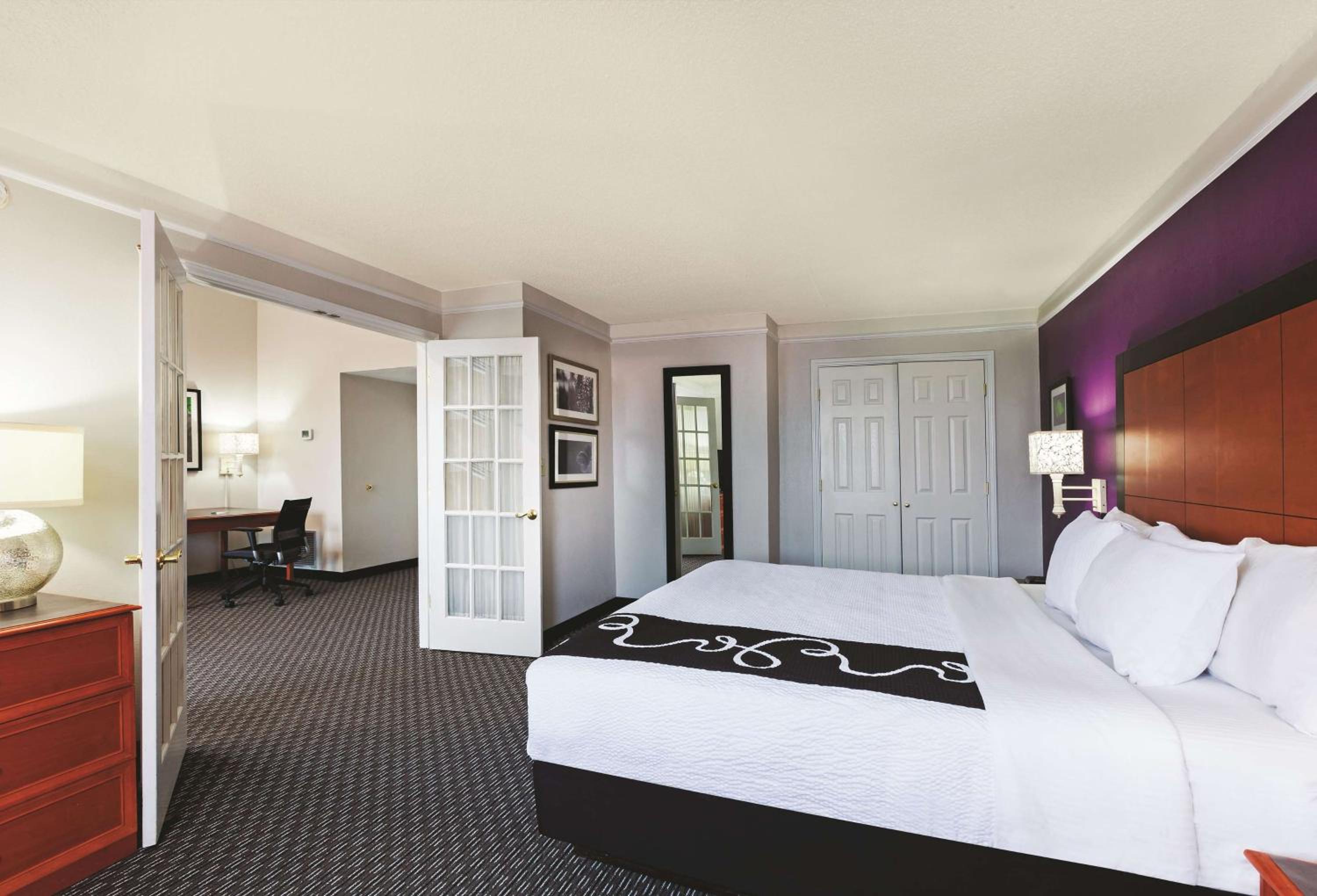King Suite - Non-Smoking - Photo 1
