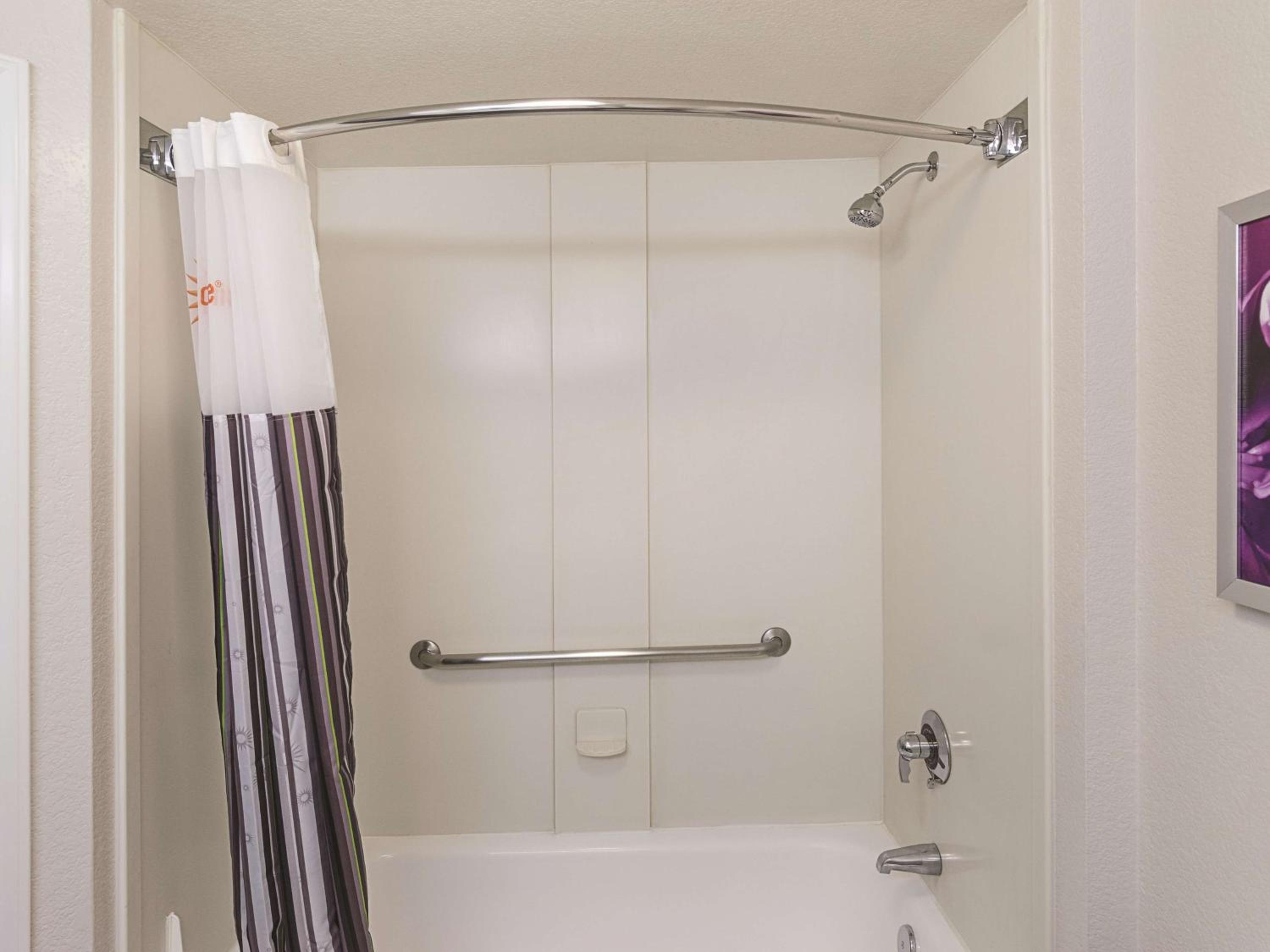 Double Room with Two Double Beds and  Roll-In Shower - Mobility Accessible/Non-Smoking - Photo 2