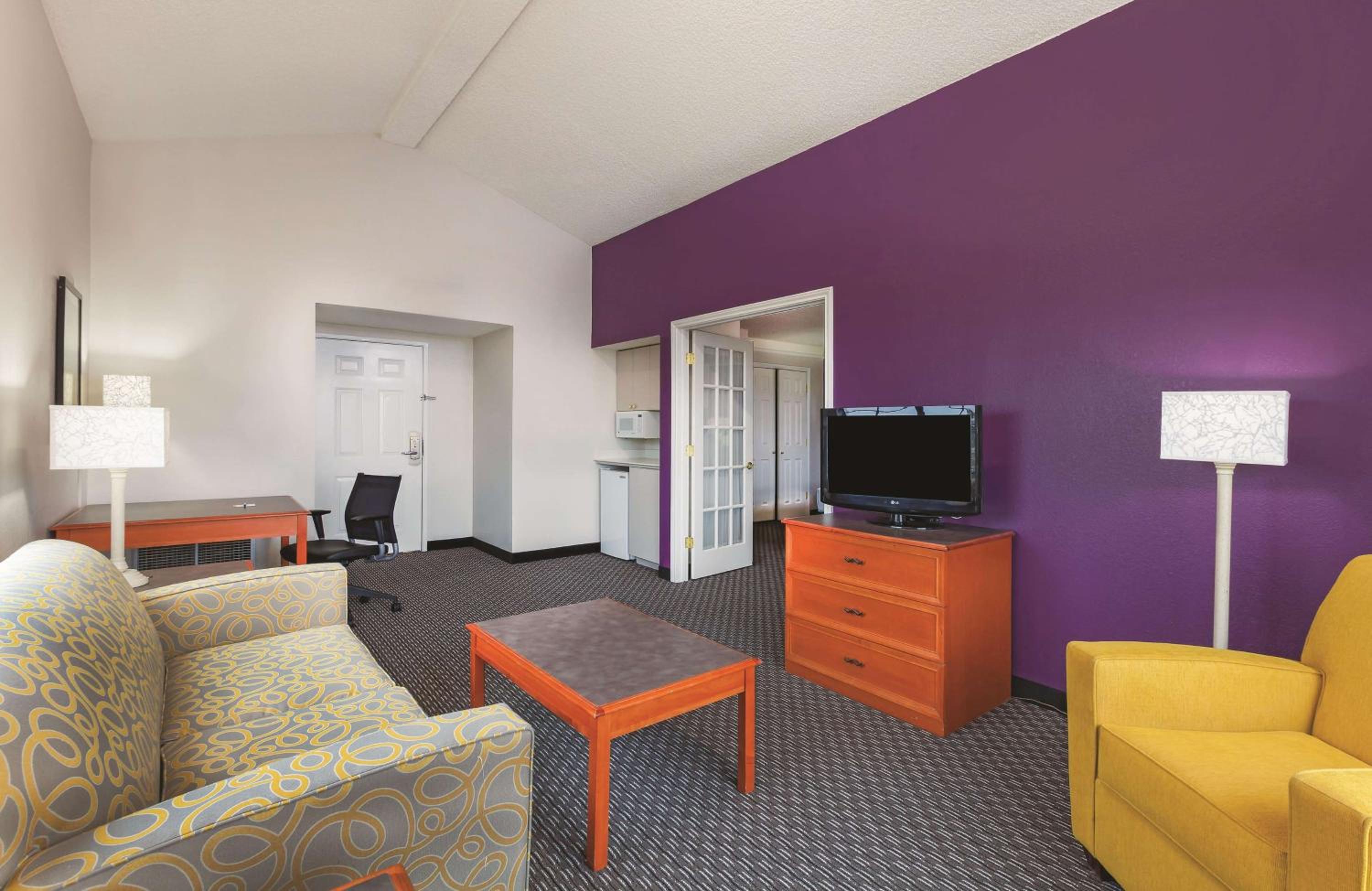 King Suite - Non-Smoking photo 3