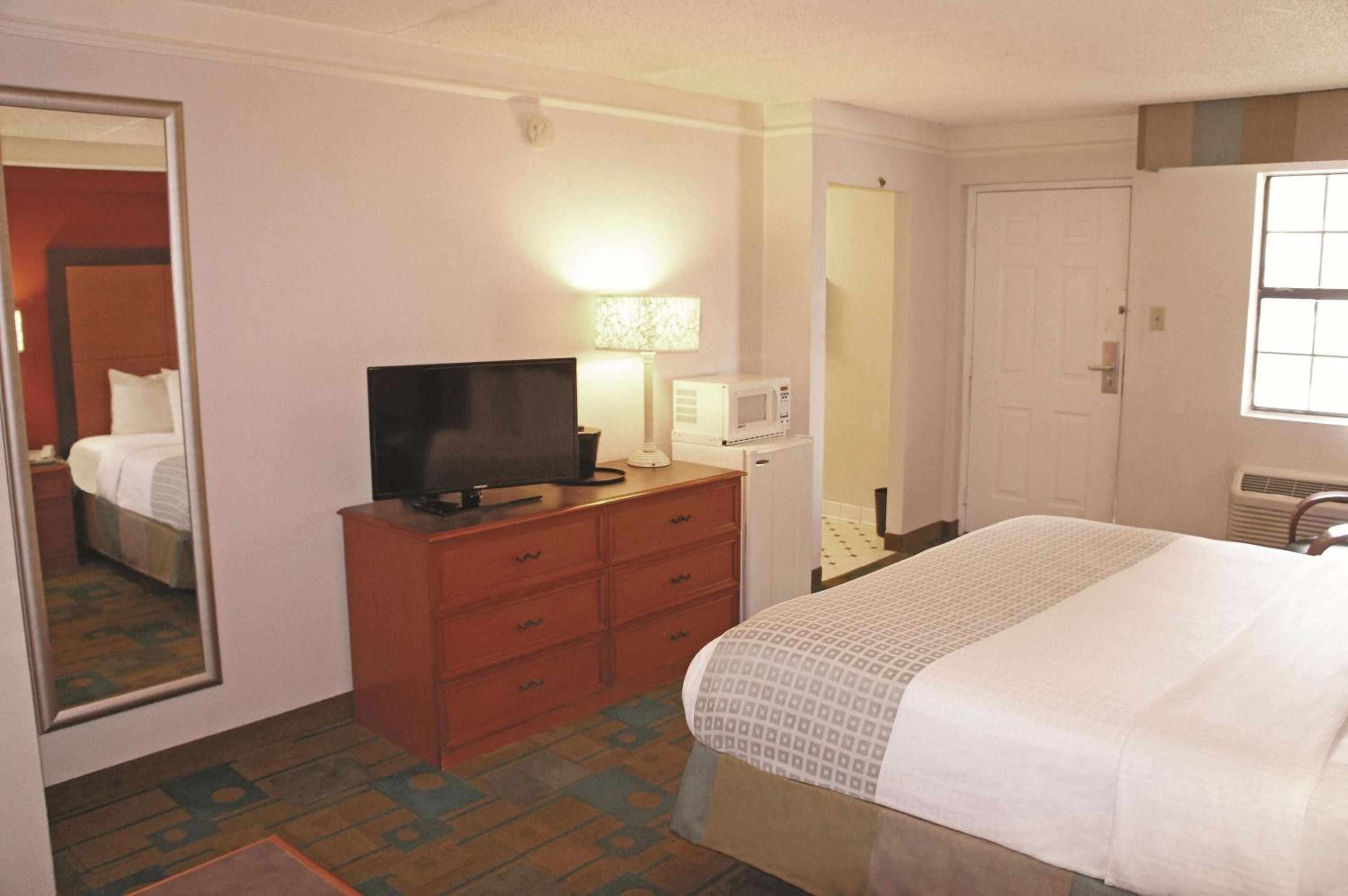 Deluxe King Room with Bathtub with Grab Bars -Mobility Accessible/Non-Smoking - Photo 6