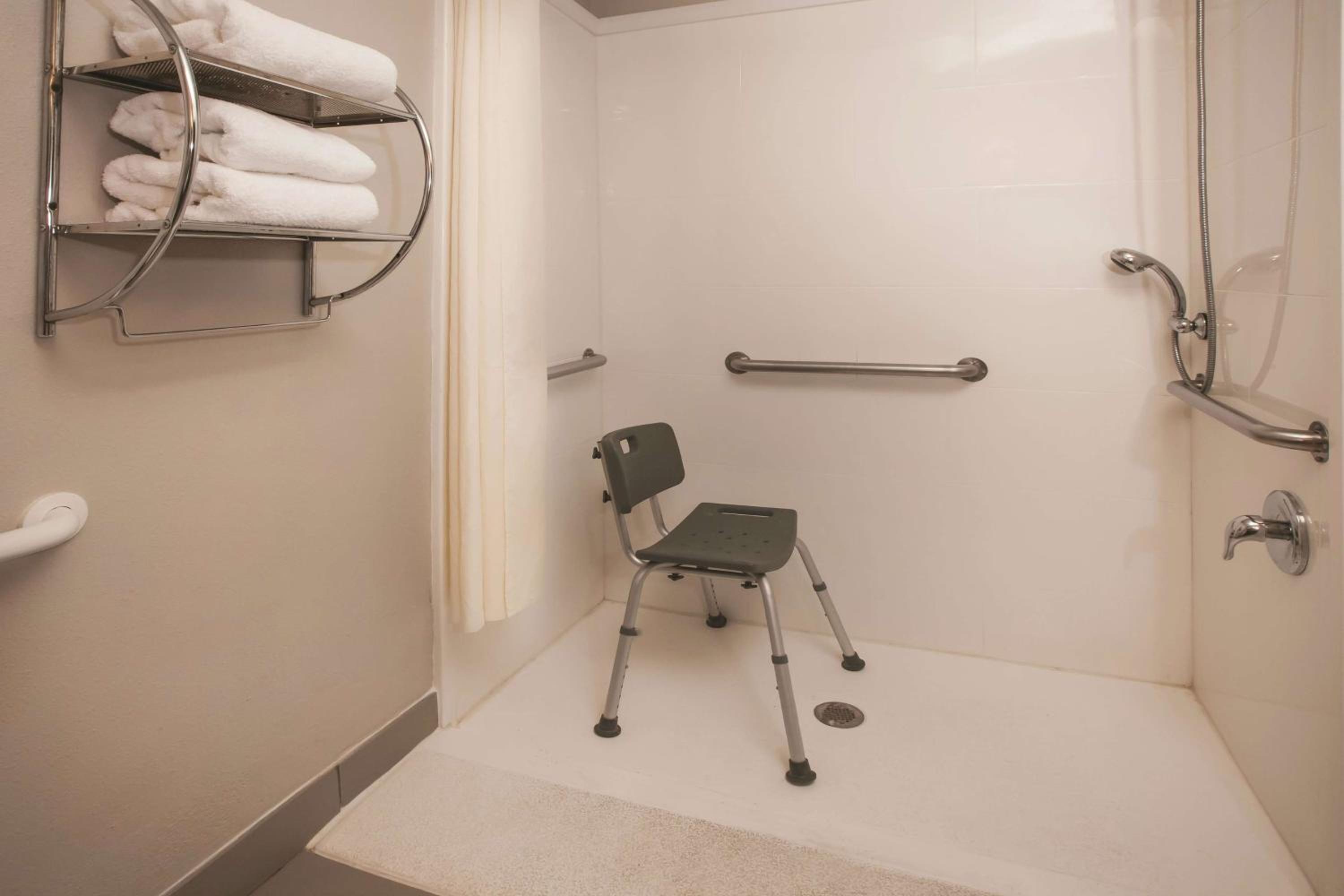 Queen Room with Two Queen Beds - Mobility Access/Non-Smoking - Photo 5