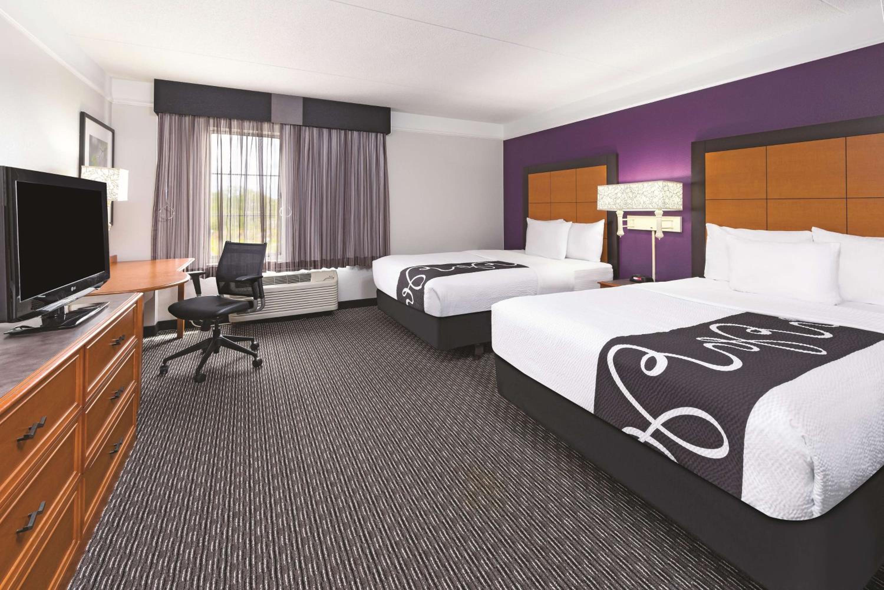 Double Room with Two Double Beds and  Roll-In Shower - Mobility Accessible/Non-Smoking - Photo 3