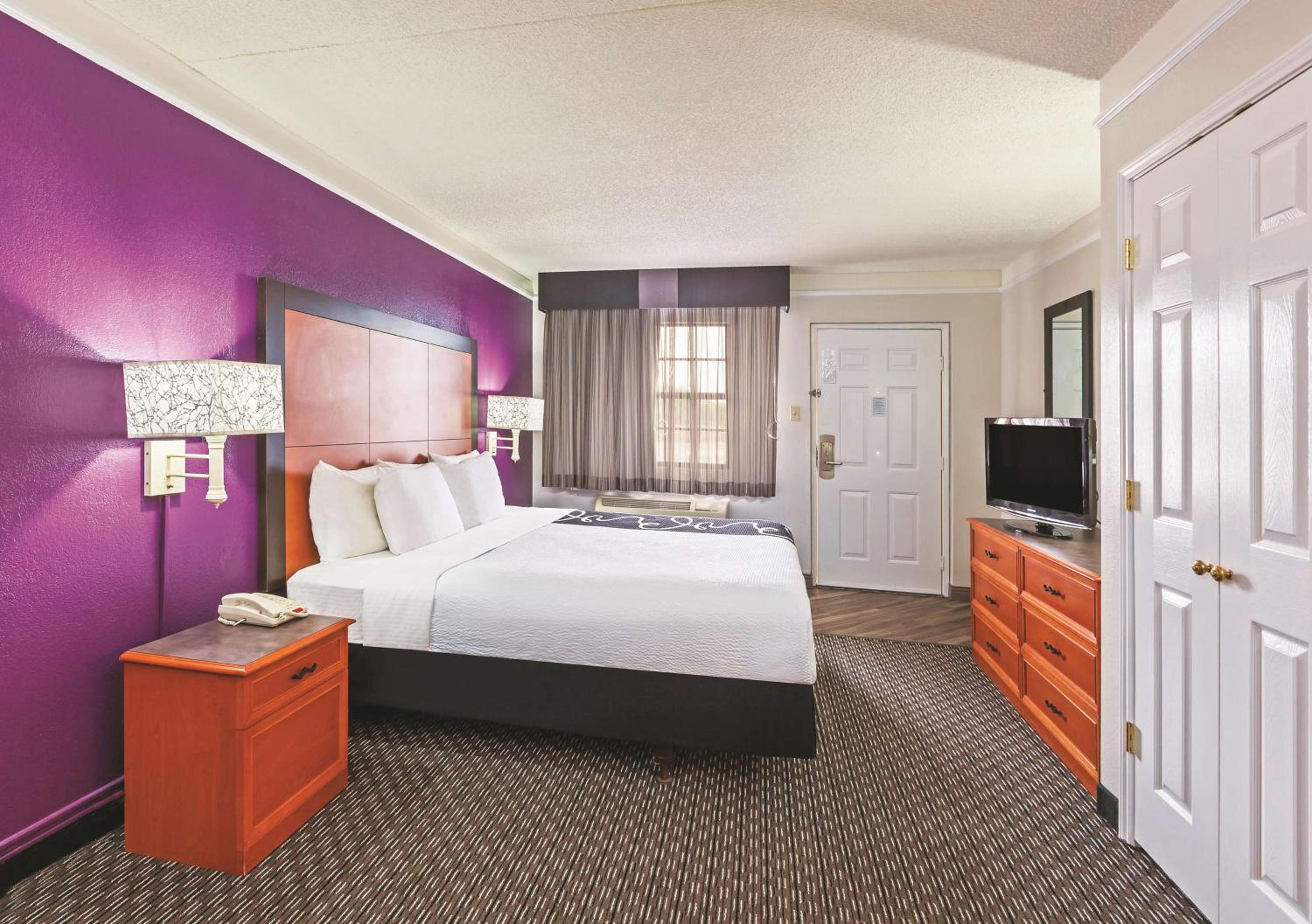 King Room with Roll-In Shower - Mobility Access/Non-Smoking photo 2