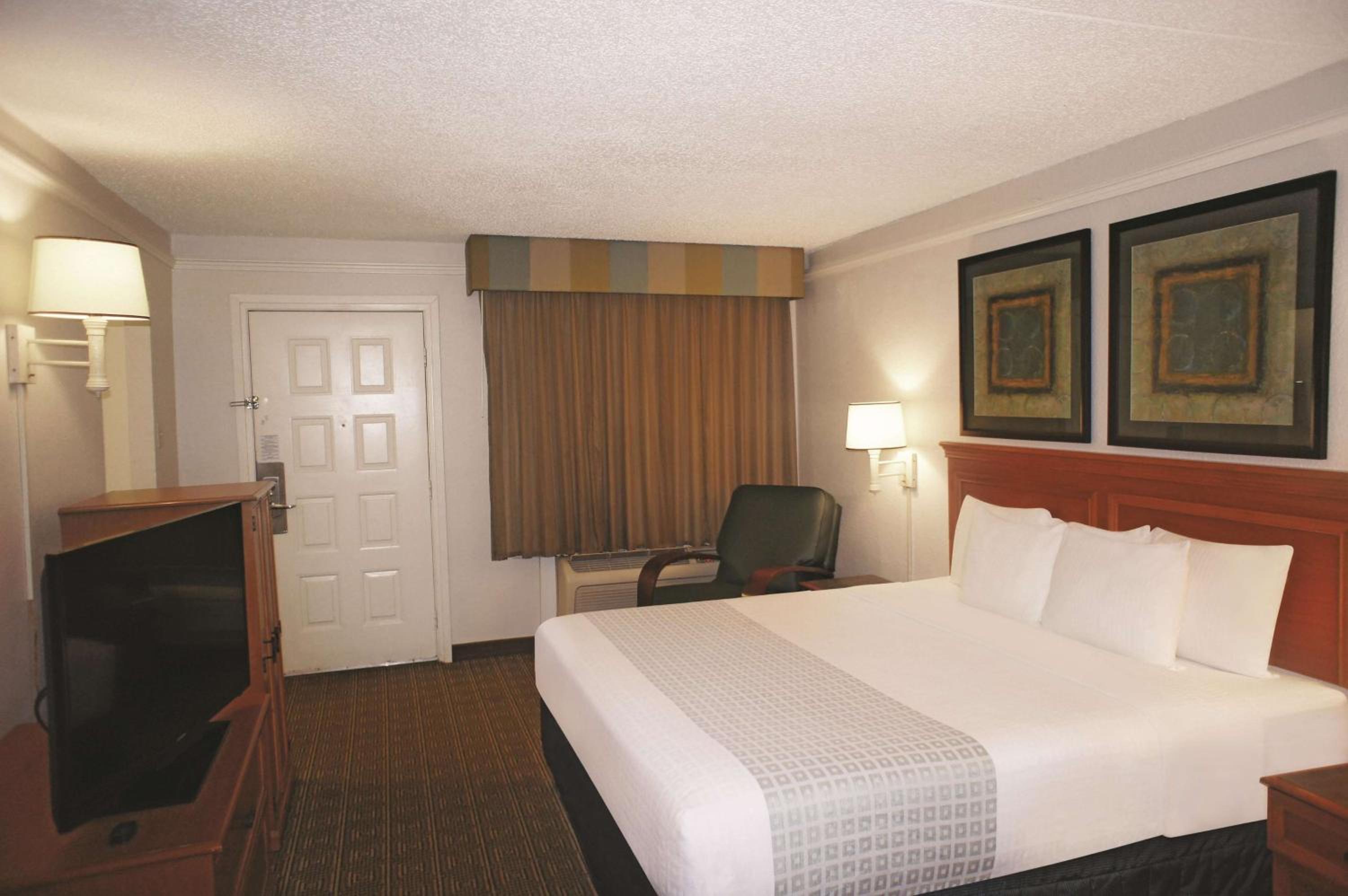 Deluxe King Room - Non-Smoking photo 3
