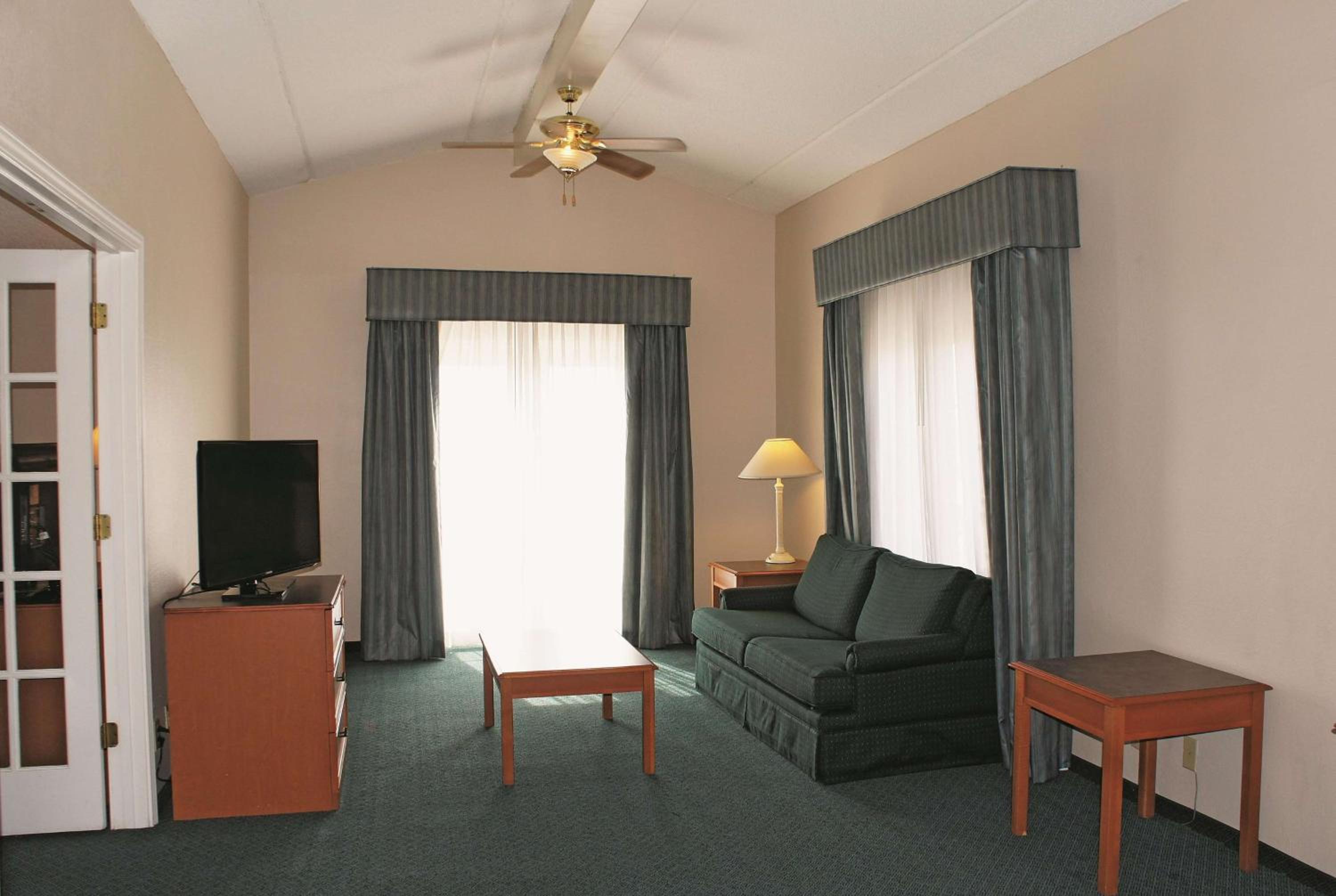 King Suite - Non-Smoking photo 2