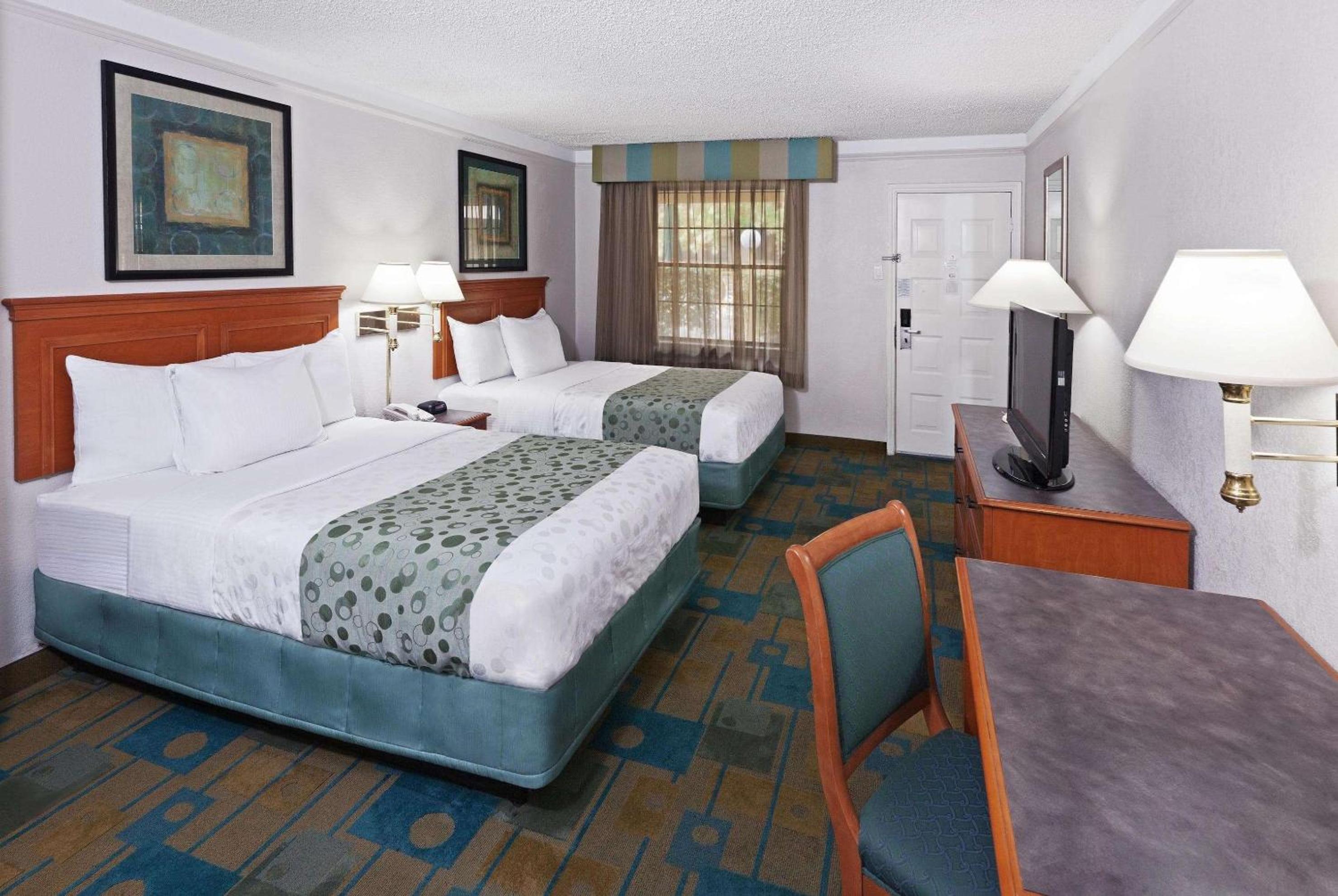 Two Double Beds - Photo 1