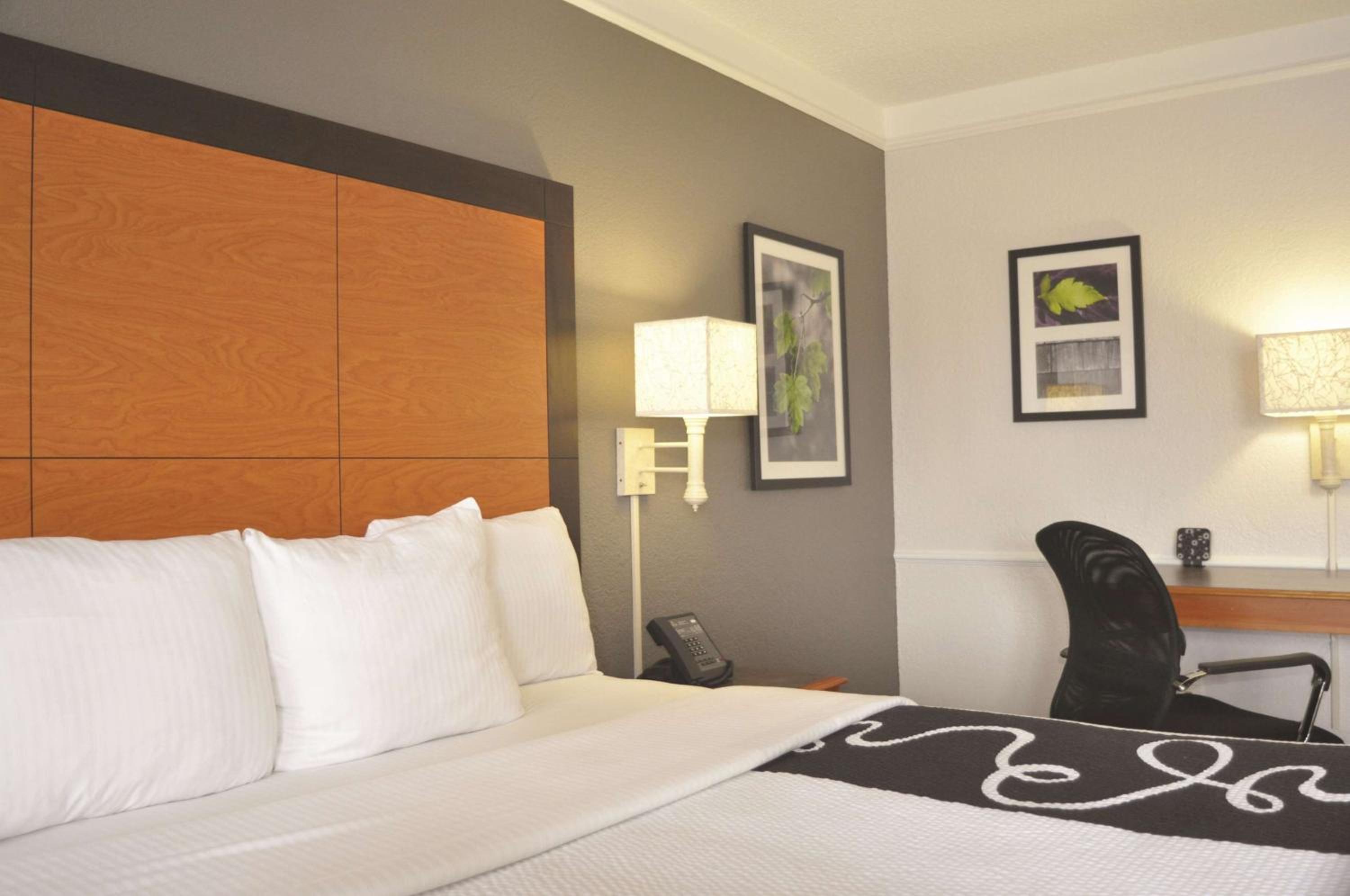 King Room with Bath Tub - Mobility Accessible/Non-Smoking photo 2