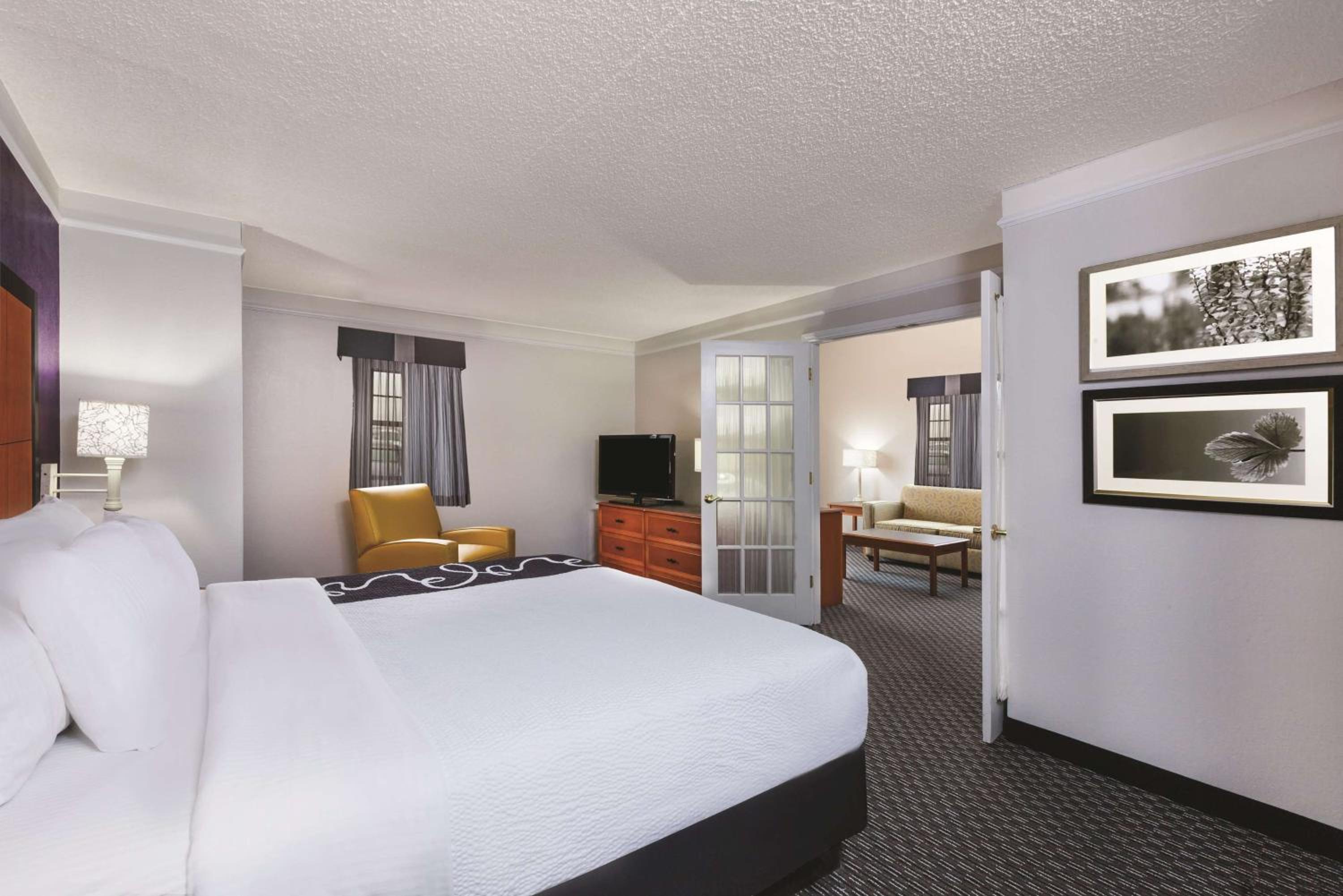 King Suite - Non-Smoking photo 2