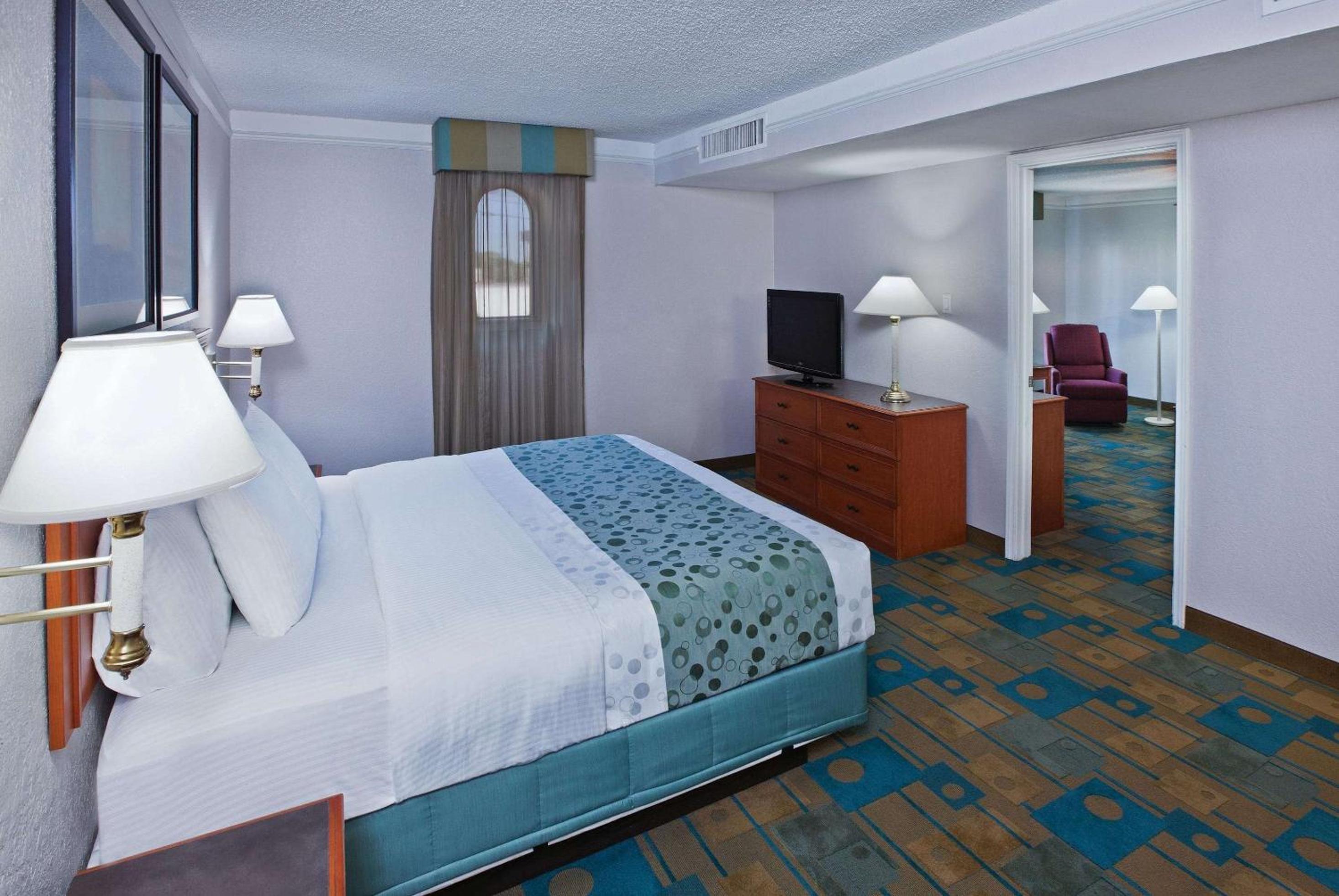 King Suite - Non-Smoking - Photo 1