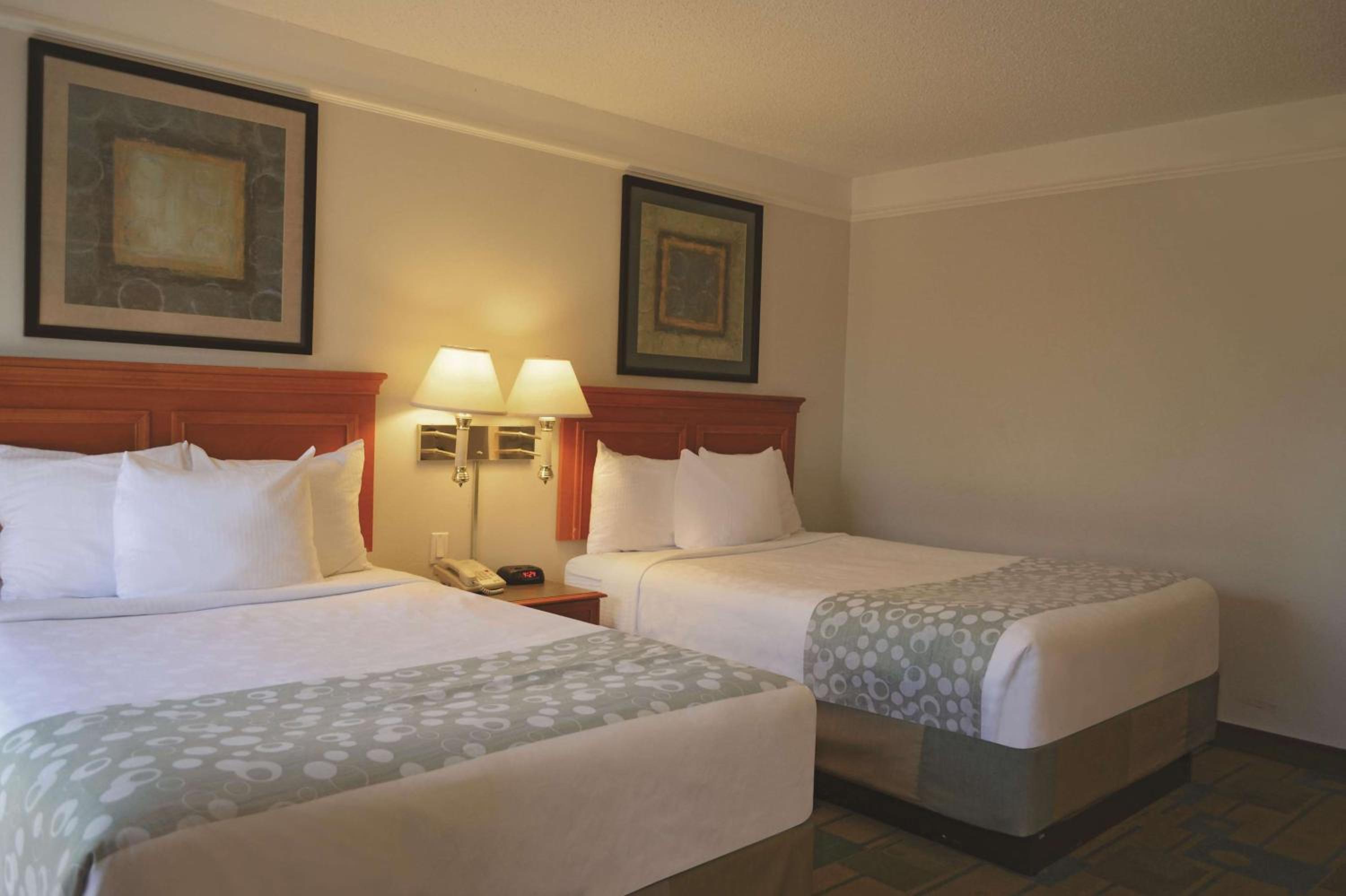 Deluxe Room with Two Double Beds - Photo 2