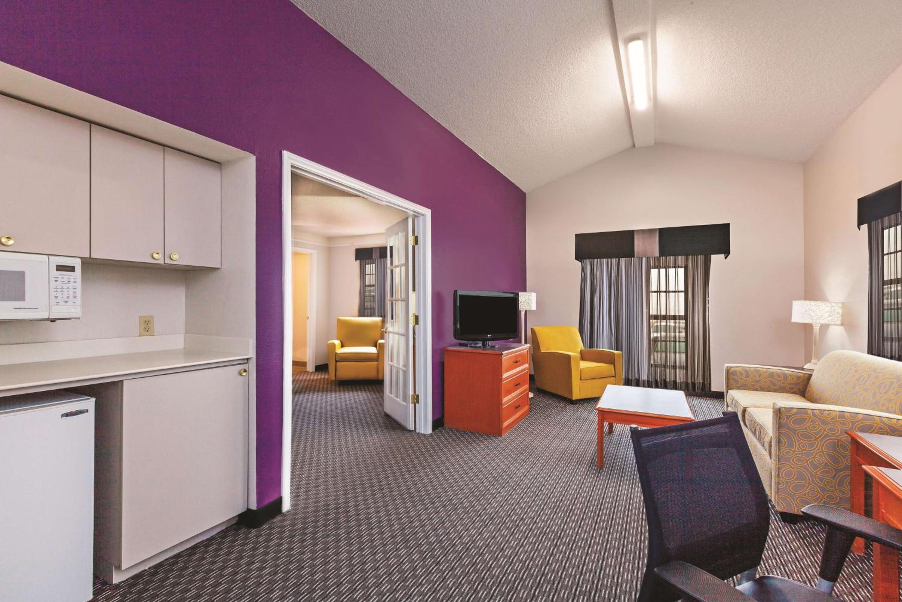 King Suite - Non-Smoking - Photo 2