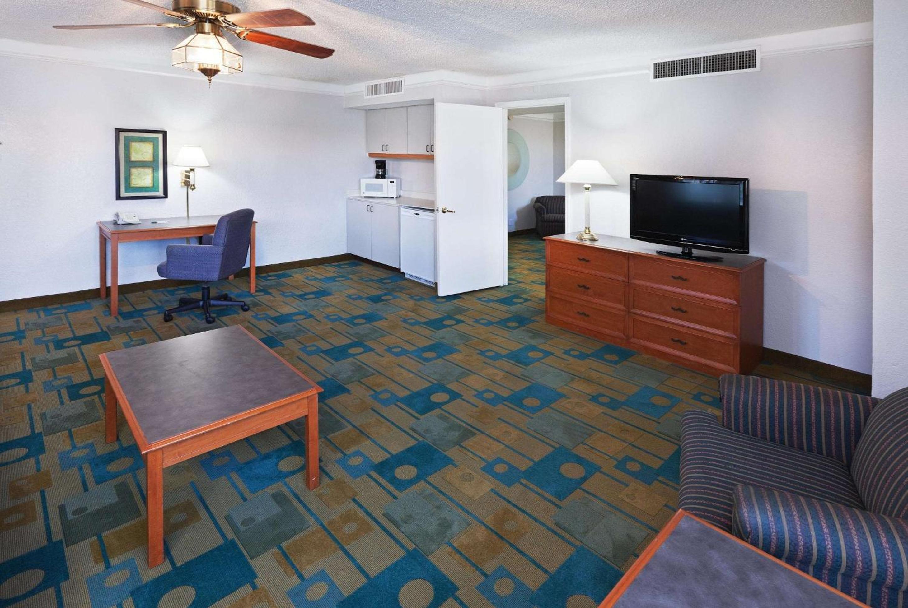 King Suite - Non-Smoking - Photo 2