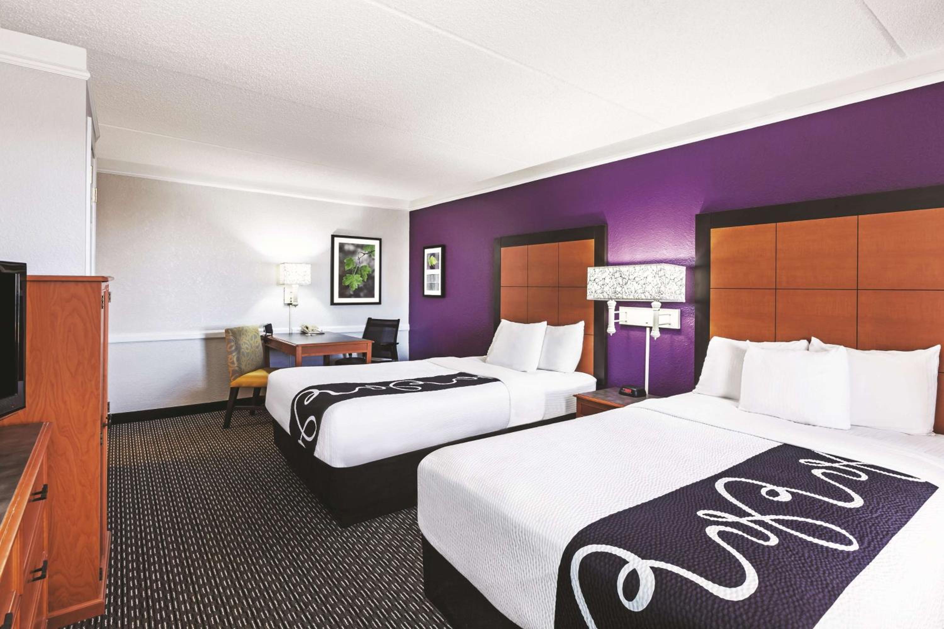 Double Room with Two Double Beds - Photo 2