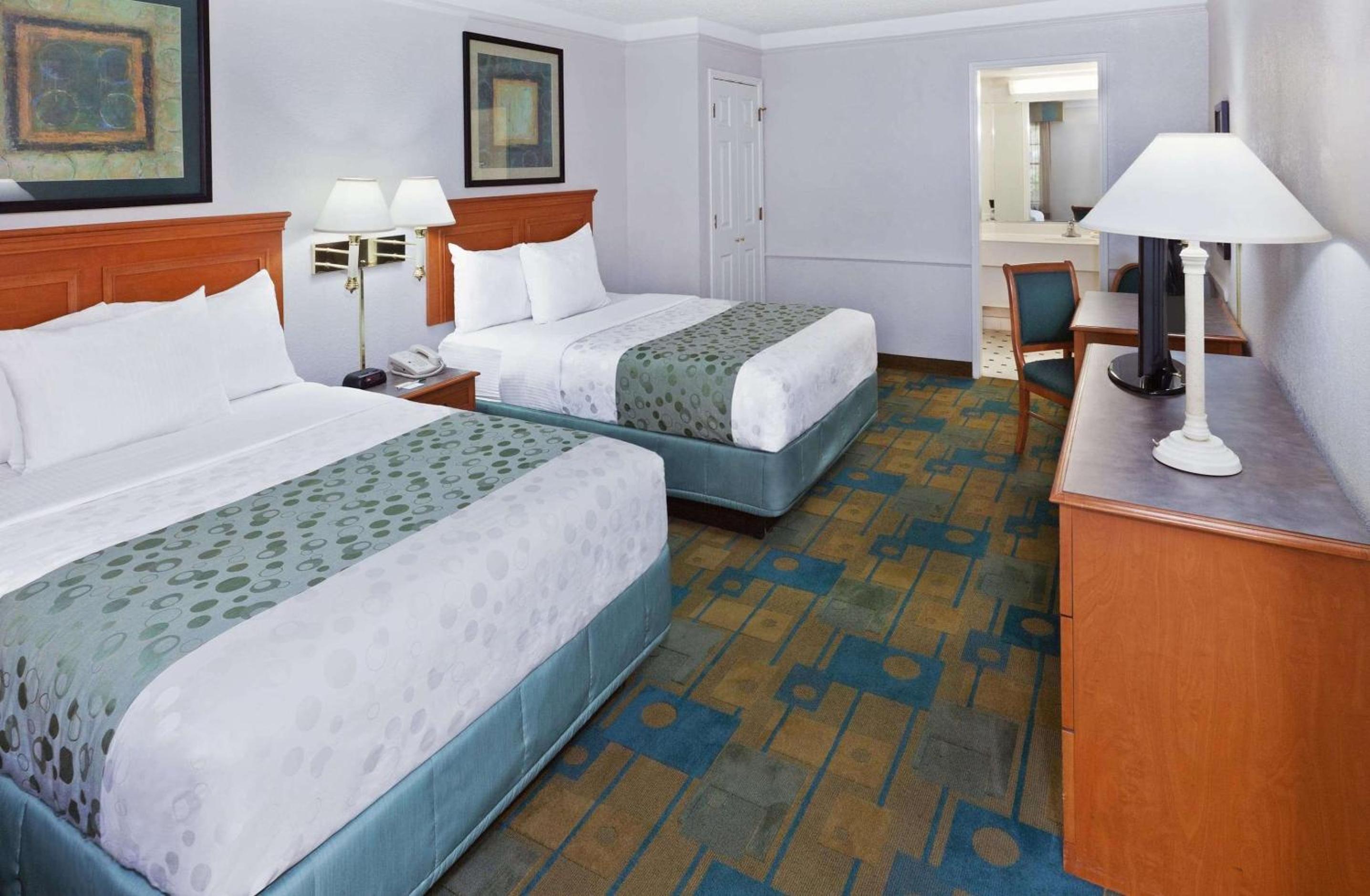Two Double Beds - Photo 2