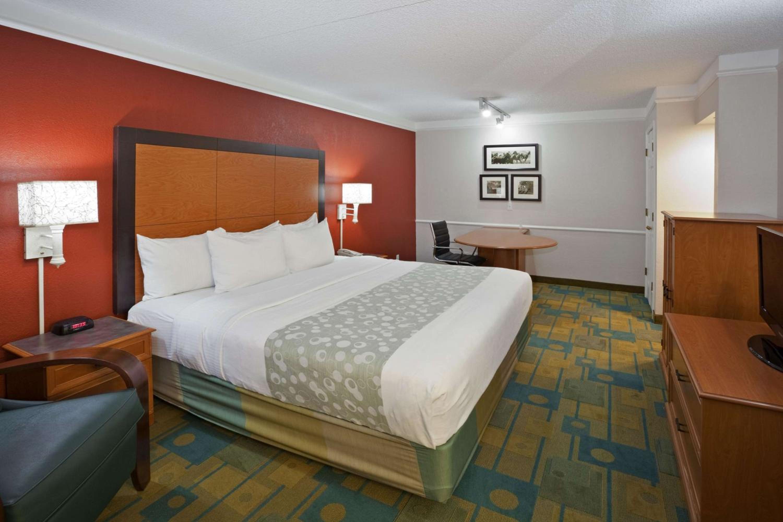 Deluxe King Room - Photo 1