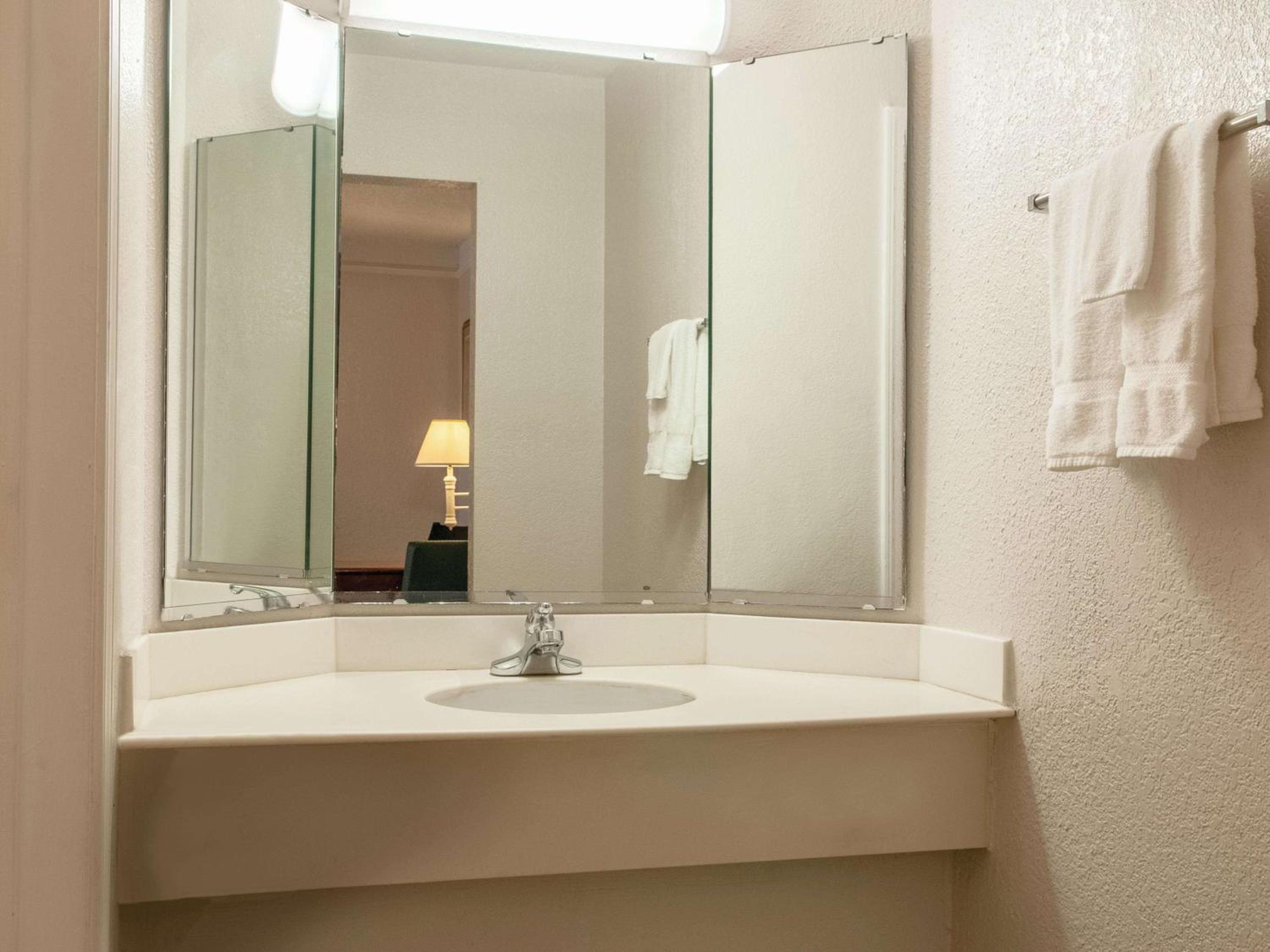 Deluxe King Room - Non-Smoking photo 2