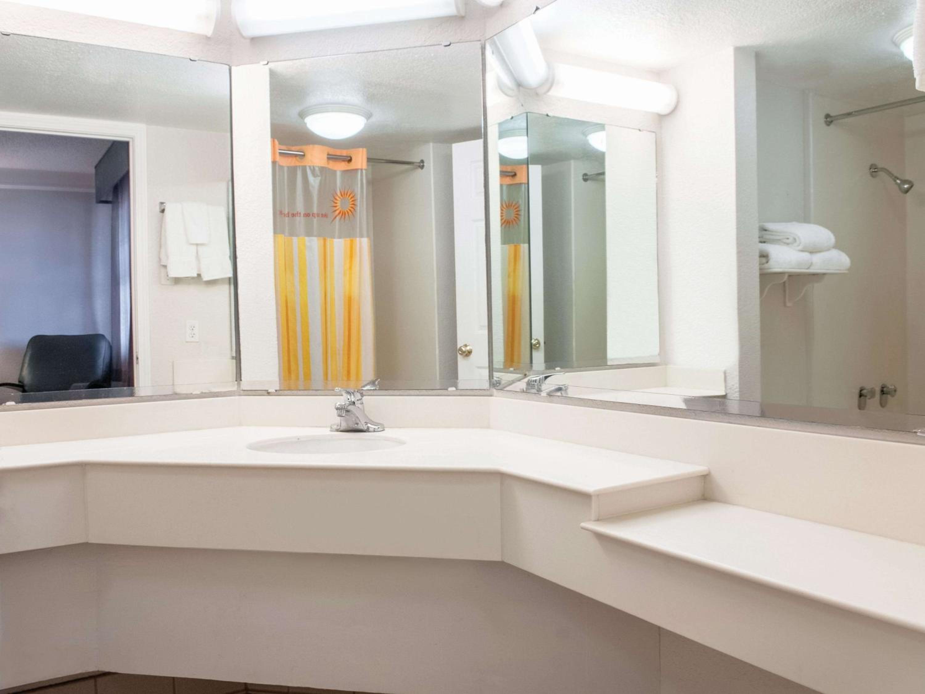 King Room - Disability Access photo 2