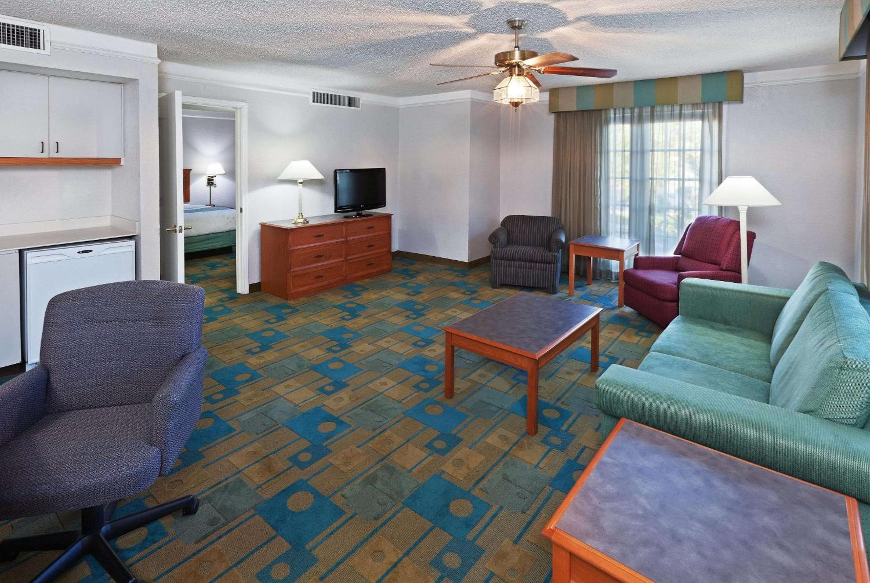 King Suite - Non-Smoking - Photo 3