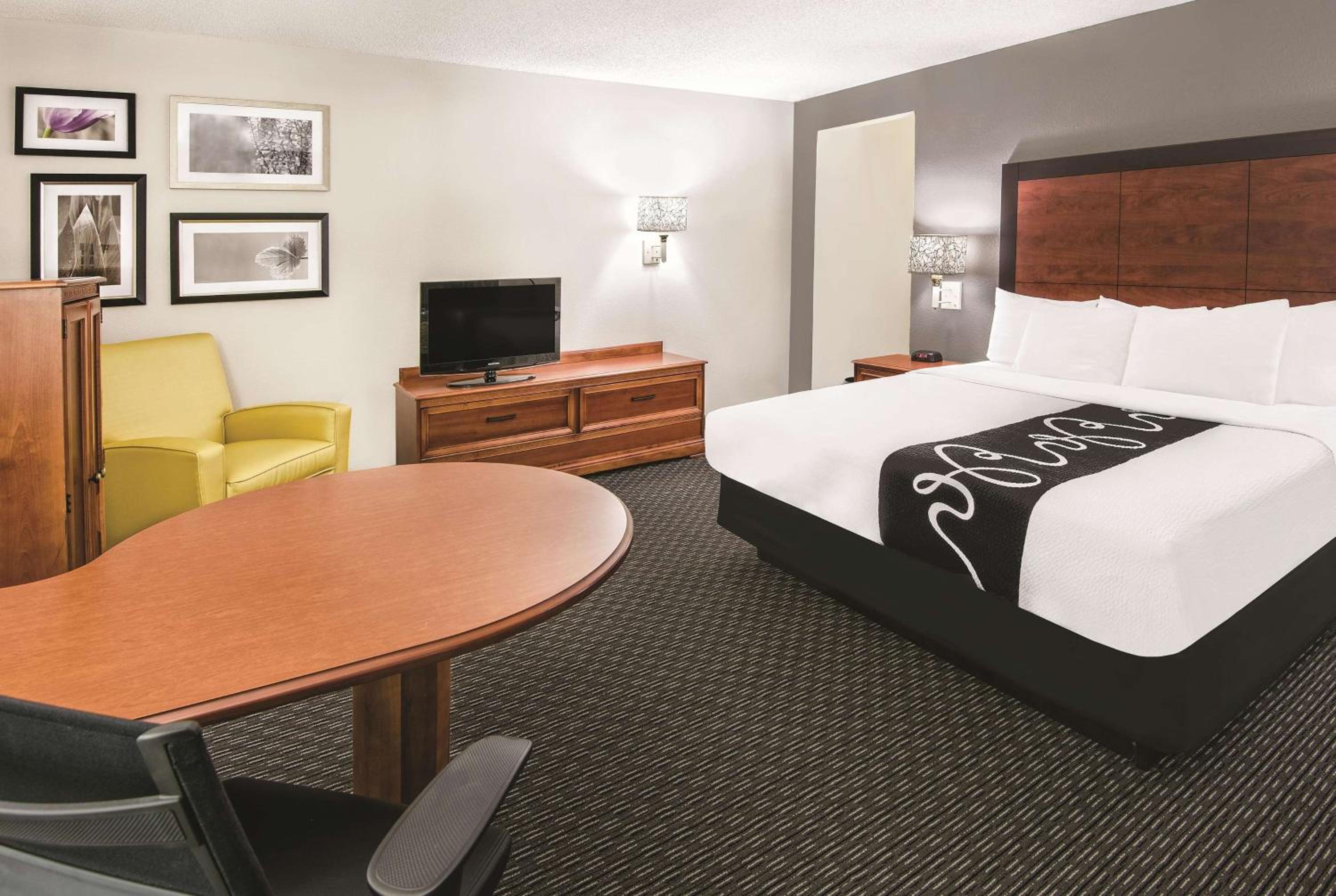 King Room at La Quinta Inn & Suites by Wyndham San Antonio Riverwalk in San Antonio