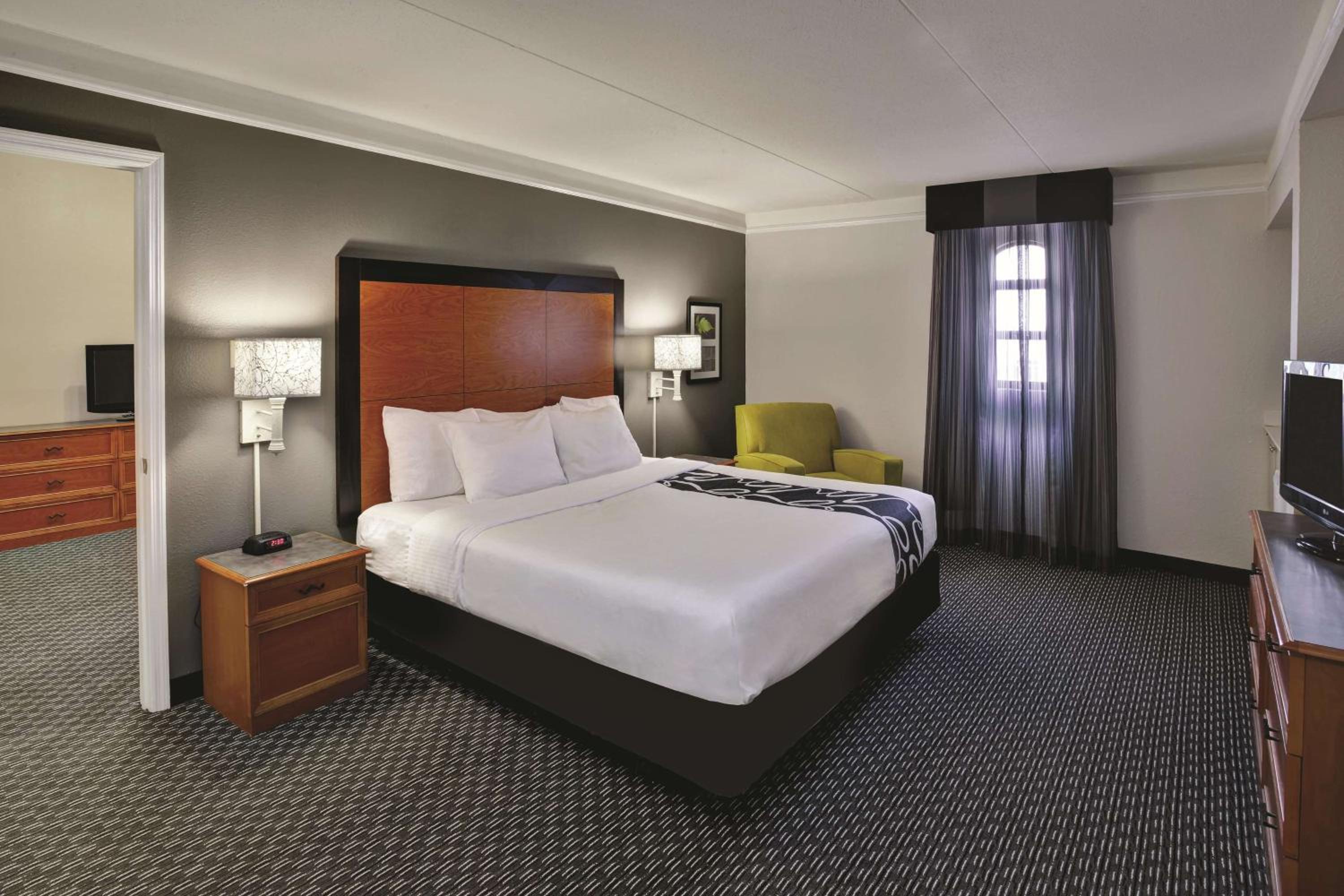 One-Bedroom King Suite - Non-Smoking - Photo 2