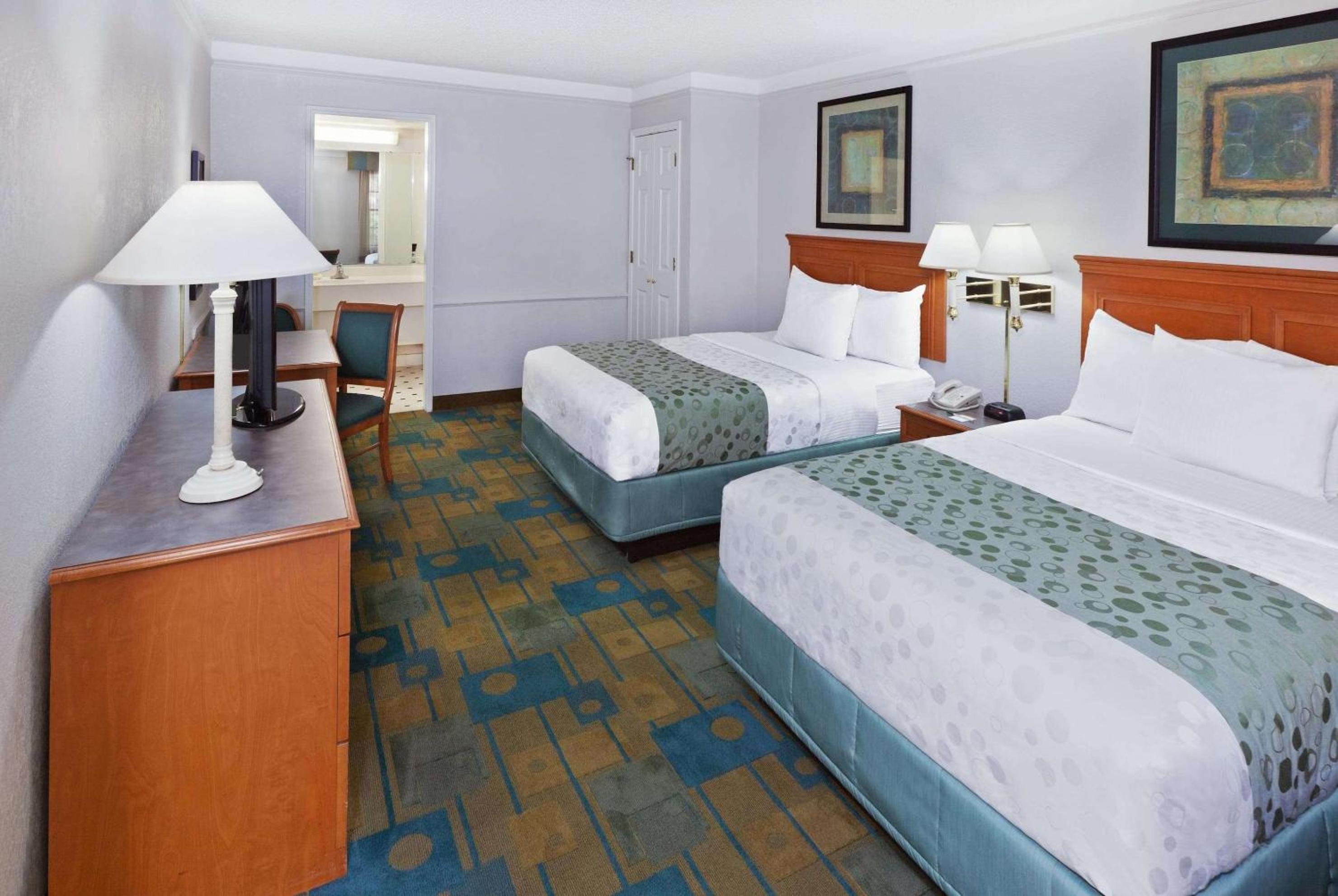 Two Double Beds - Photo 6
