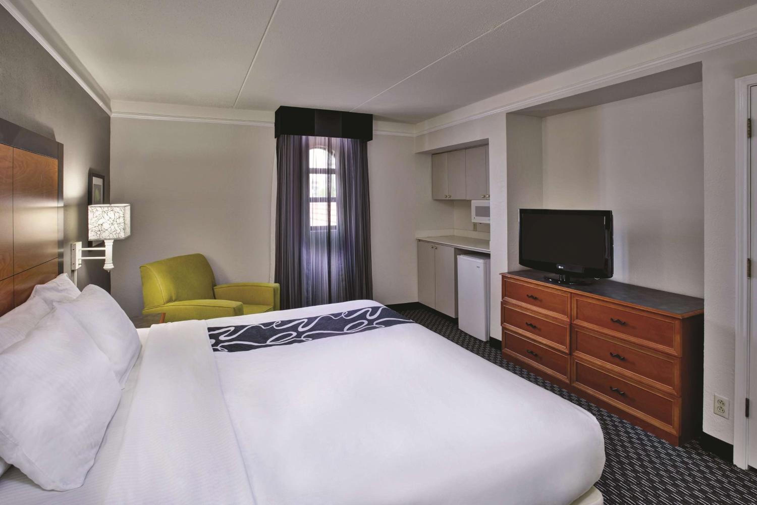 One-Bedroom King Suite - Non-Smoking - Photo 4