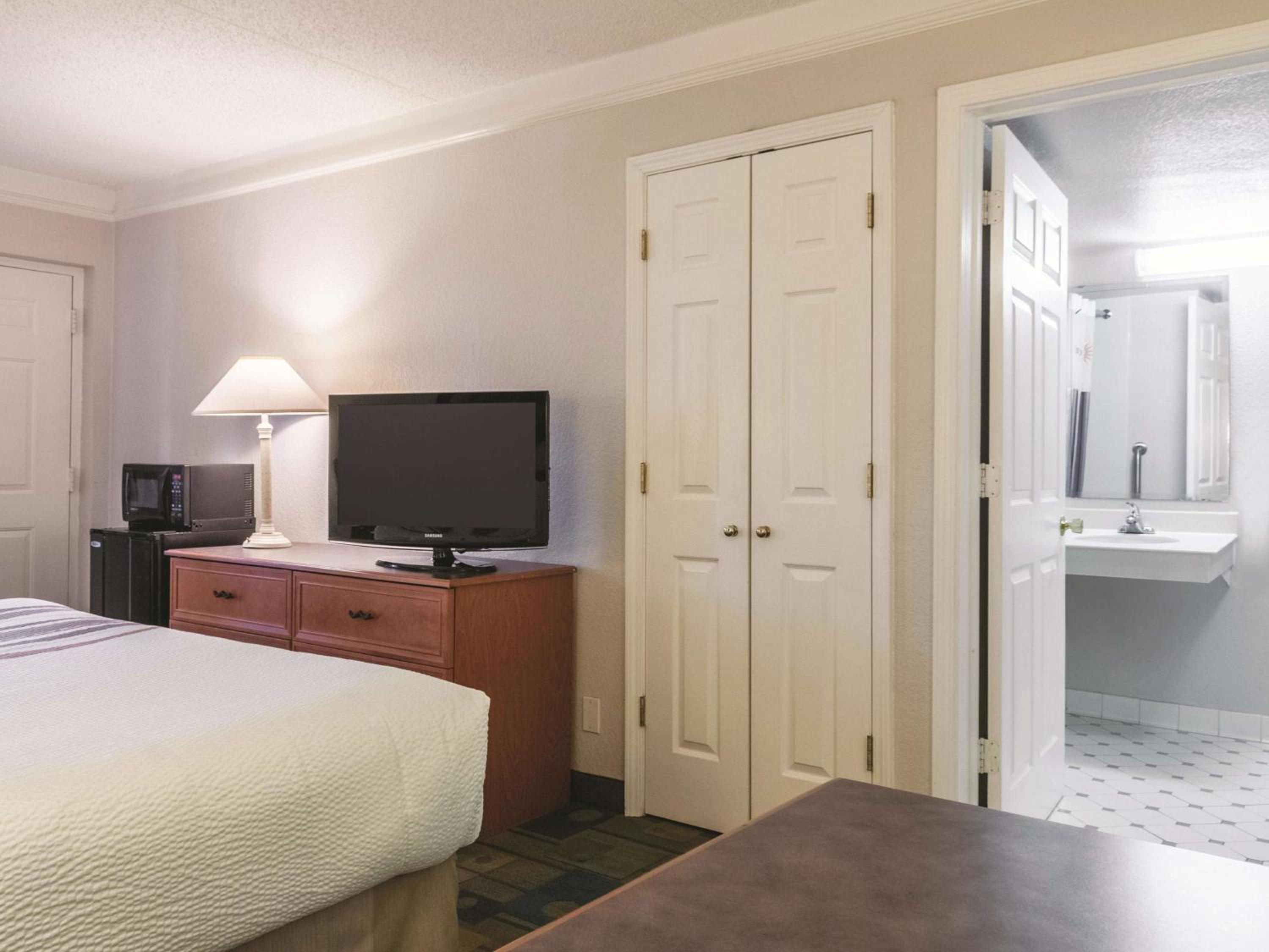 King Room - Disability Access - Photo 3