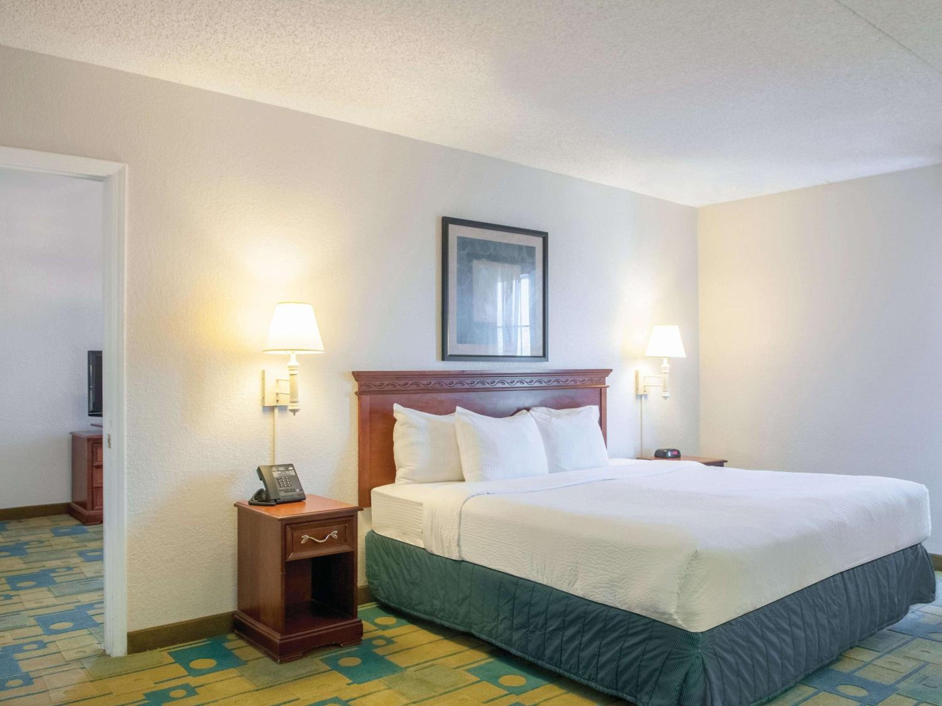 Deluxe King Suite - Non-Smoking photo 3