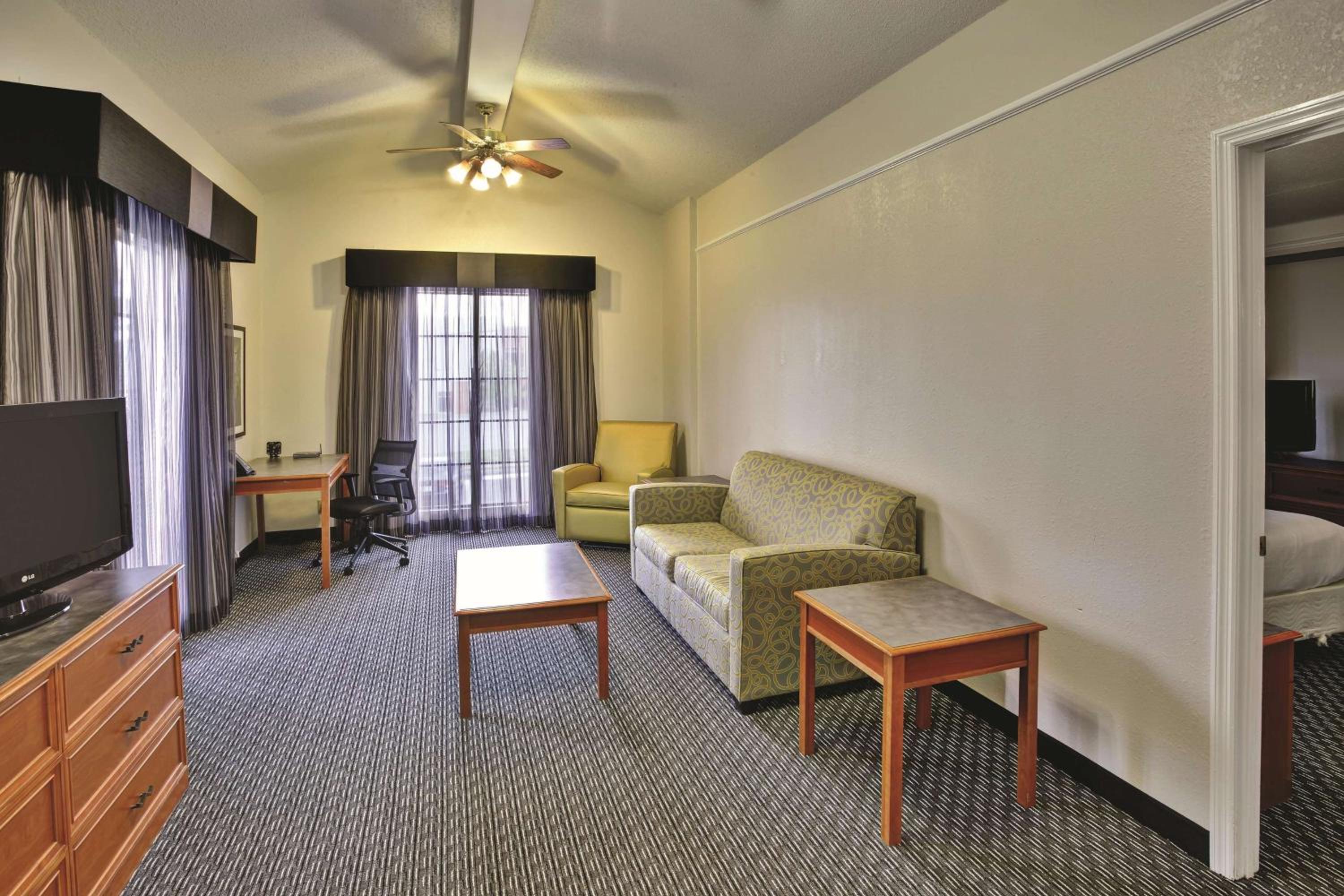 One-Bedroom King Suite - Non-Smoking - Photo 6